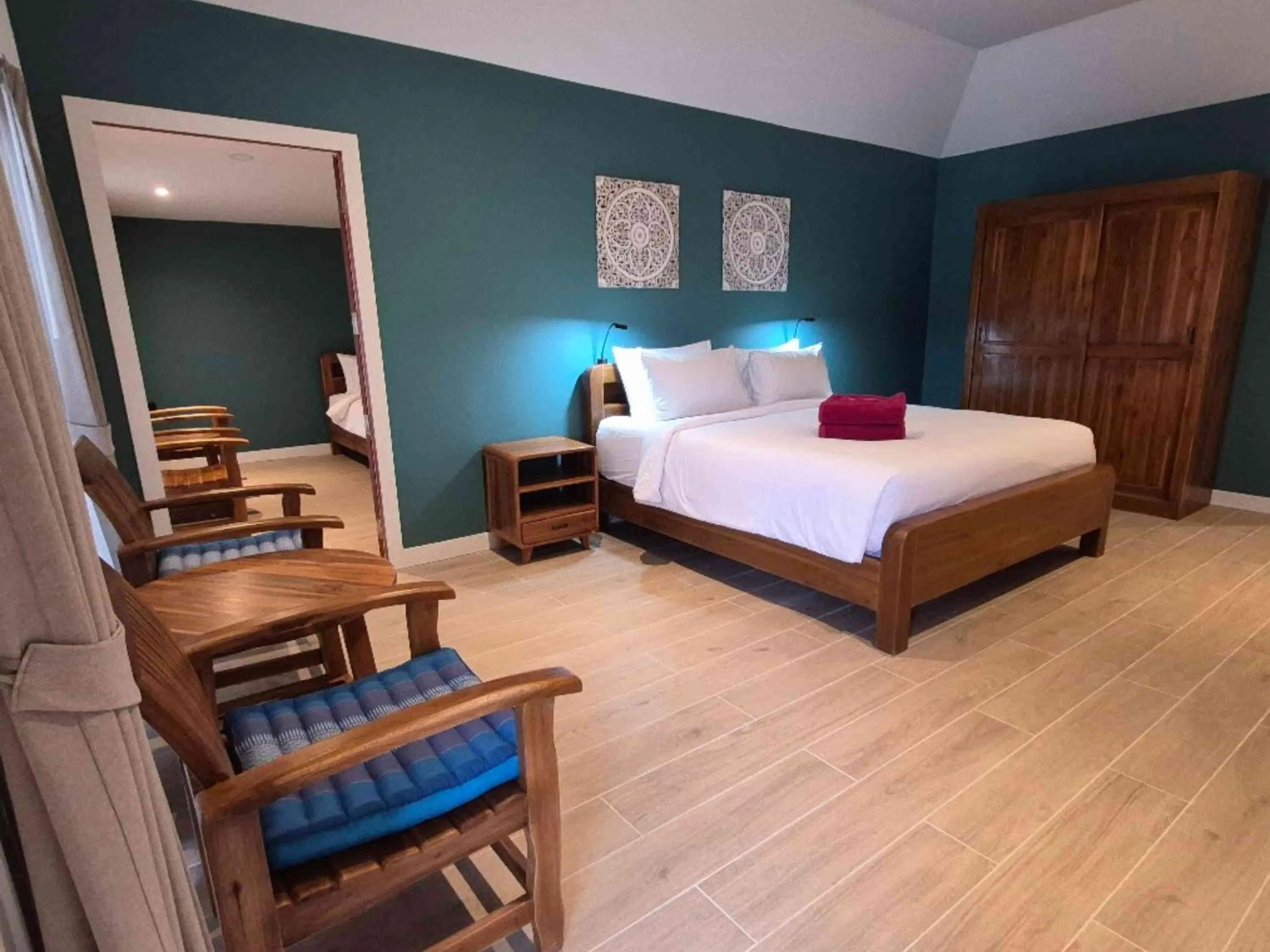 Seating area, Bed in Crystal Bay Yacht Club Beach Resort