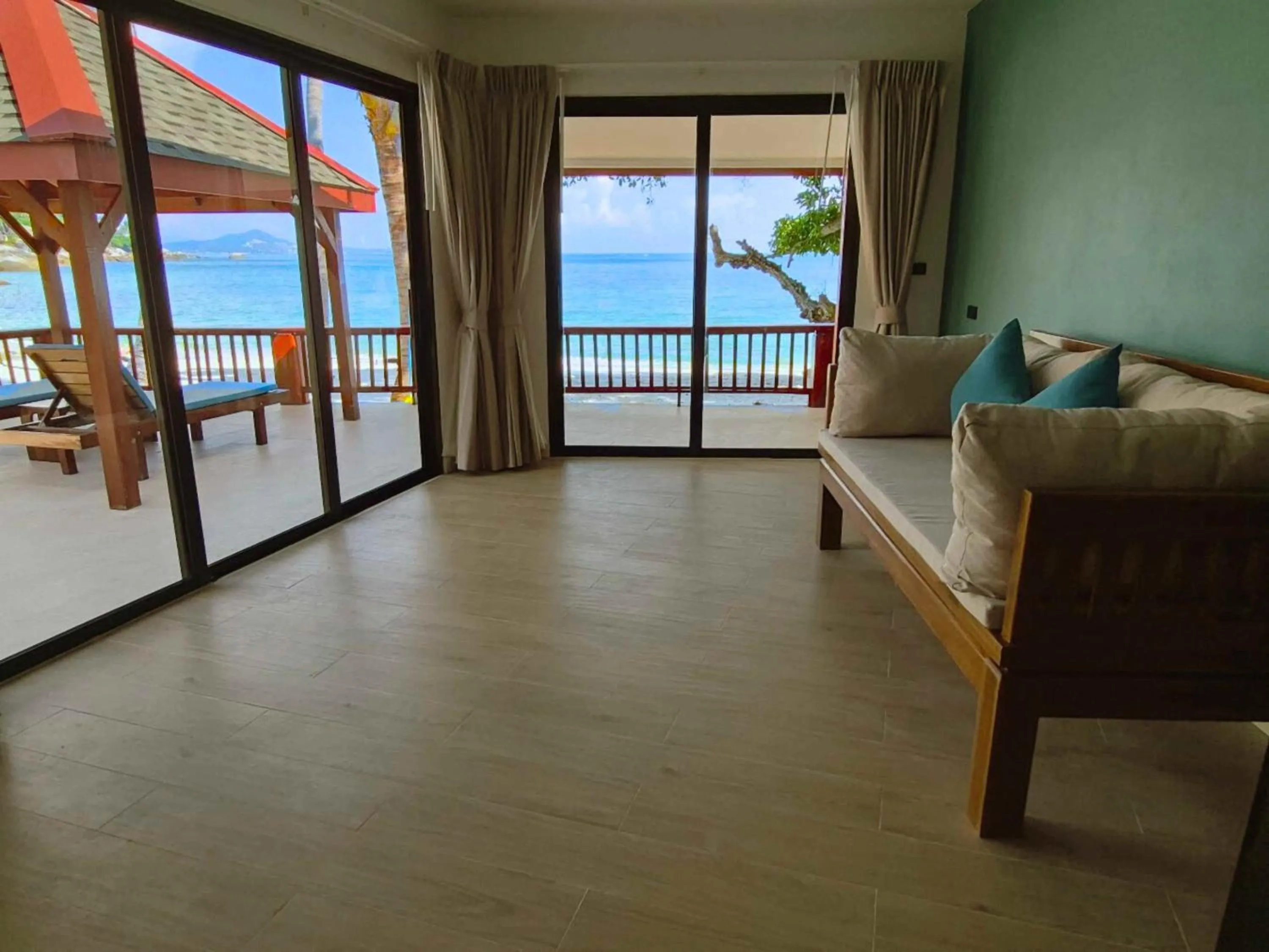 Living room in Crystal Bay Yacht Club Beach Resort