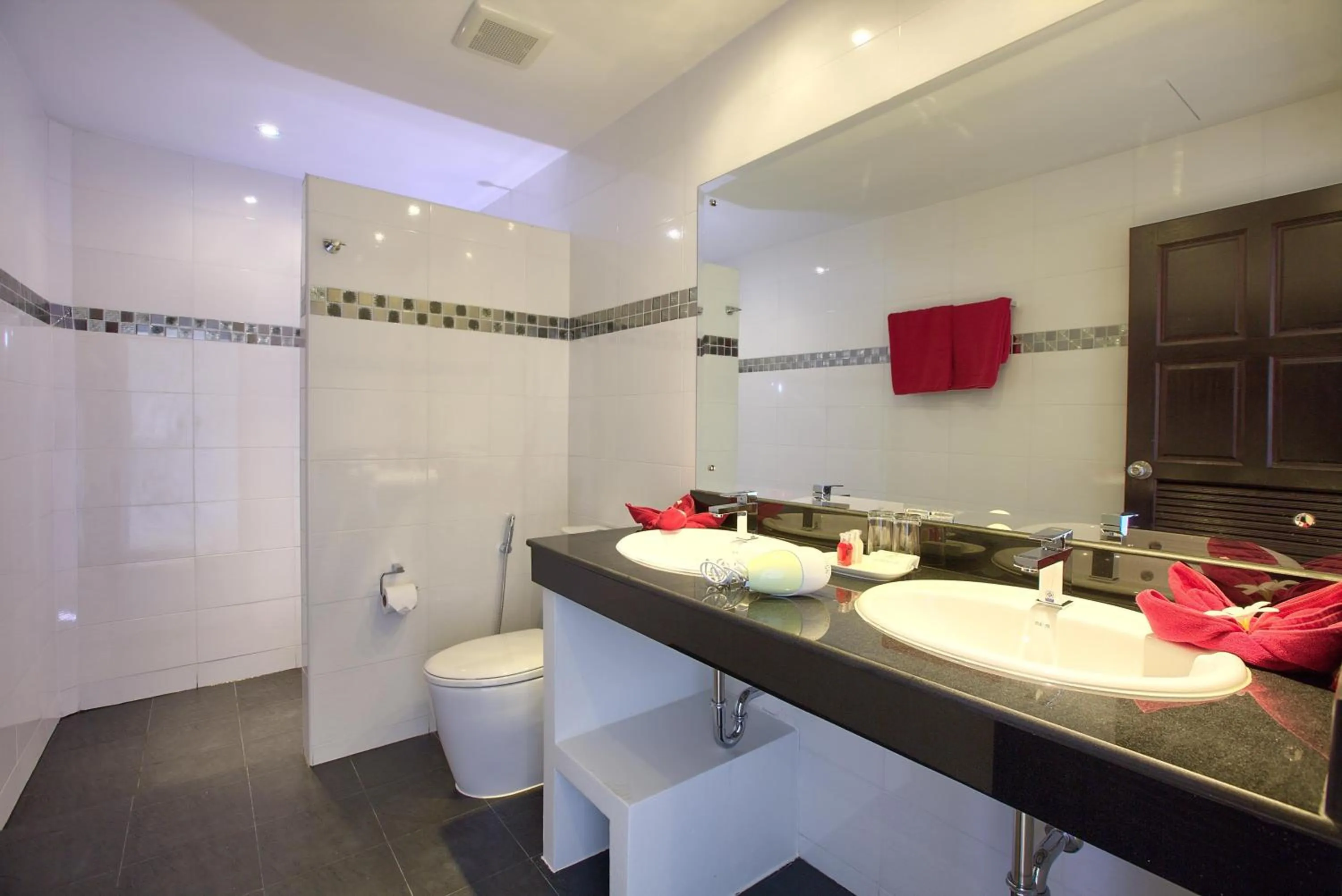 Shower in Crystal Bay Yacht Club Beach Resort