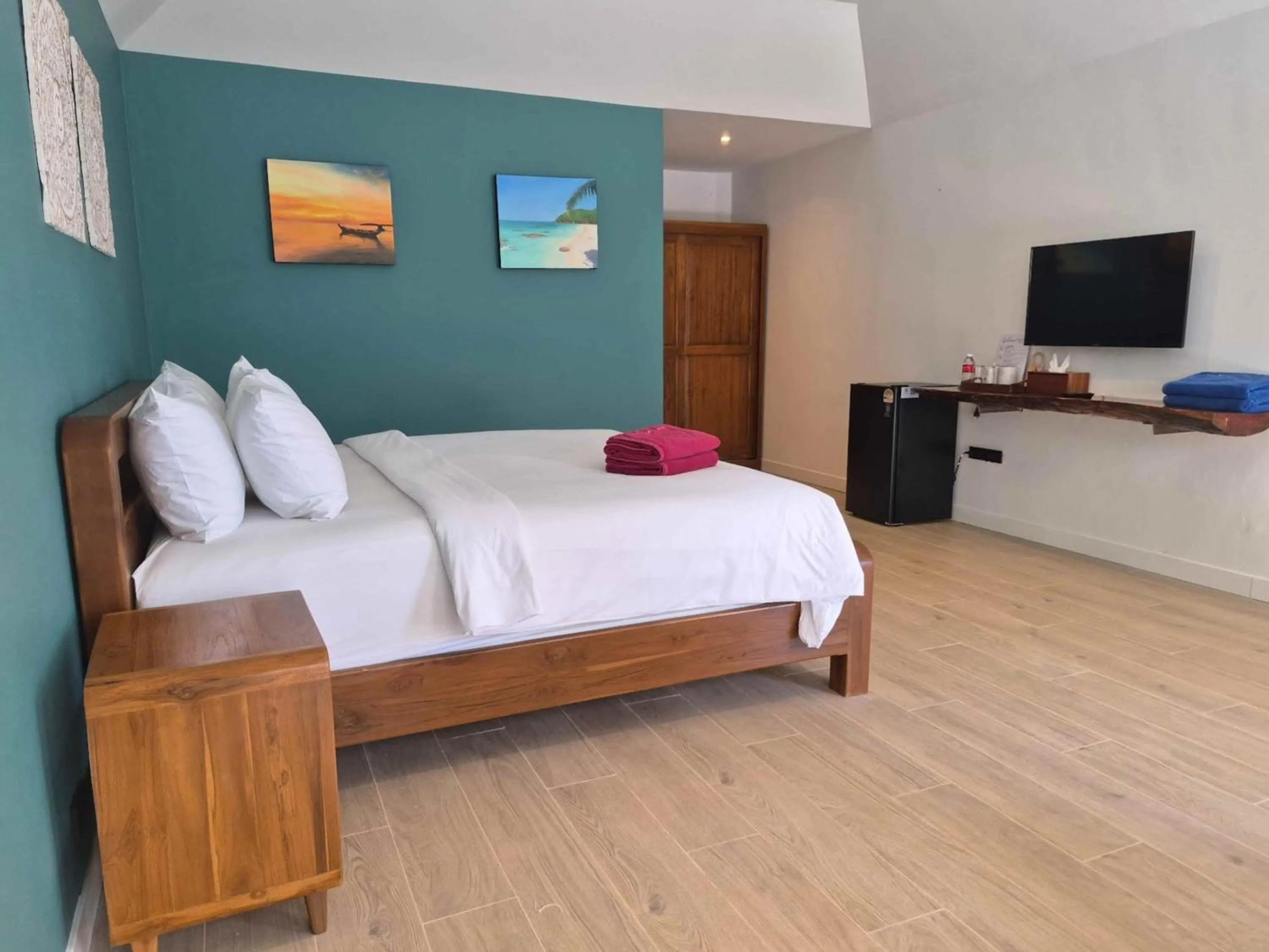 Photo of the whole room, Bed in Crystal Bay Yacht Club Beach Resort