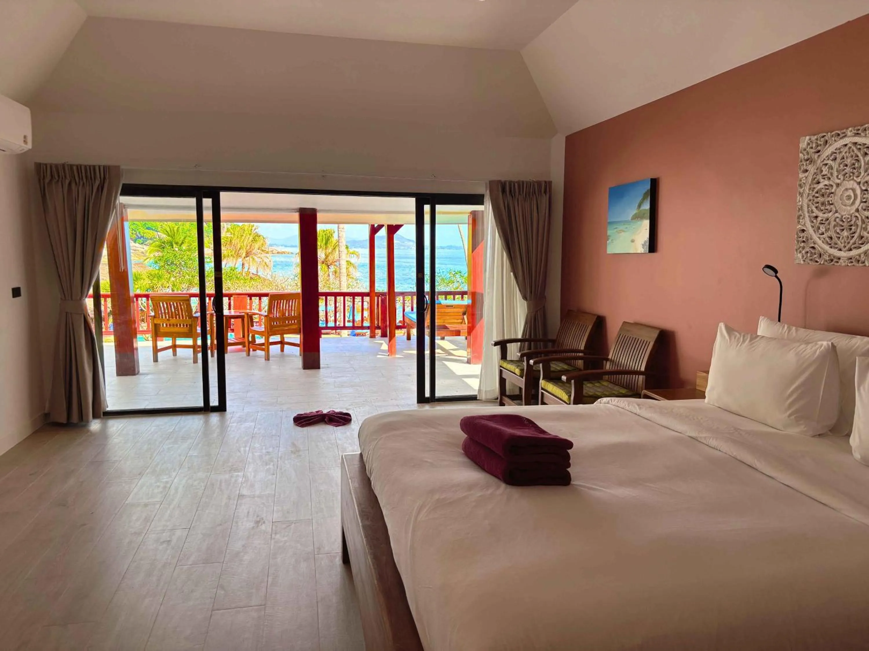 Bedroom, Bed in Crystal Bay Yacht Club Beach Resort