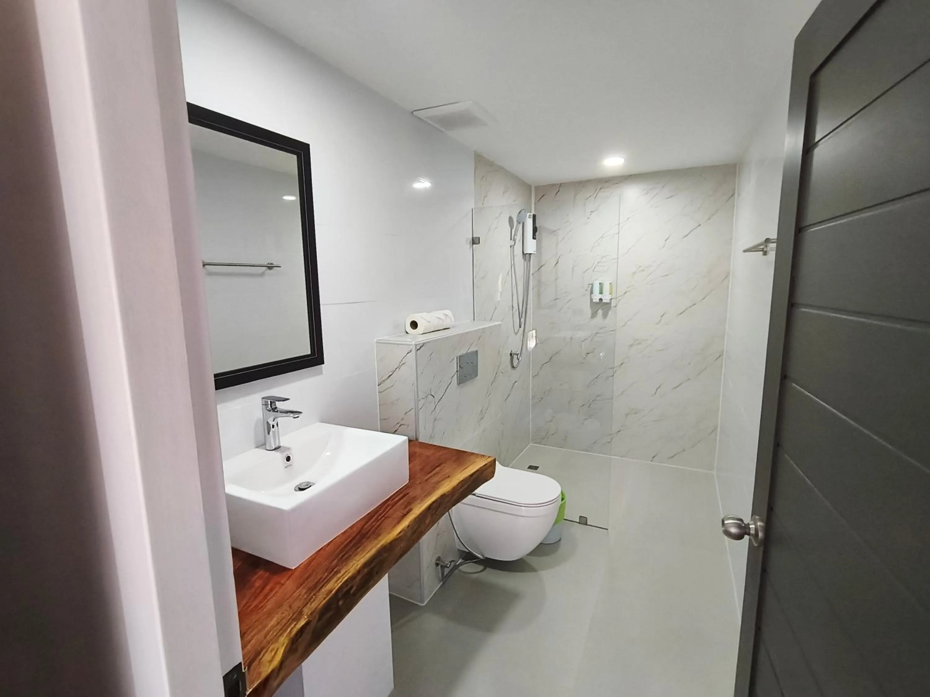 Shower in Crystal Bay Yacht Club Beach Resort