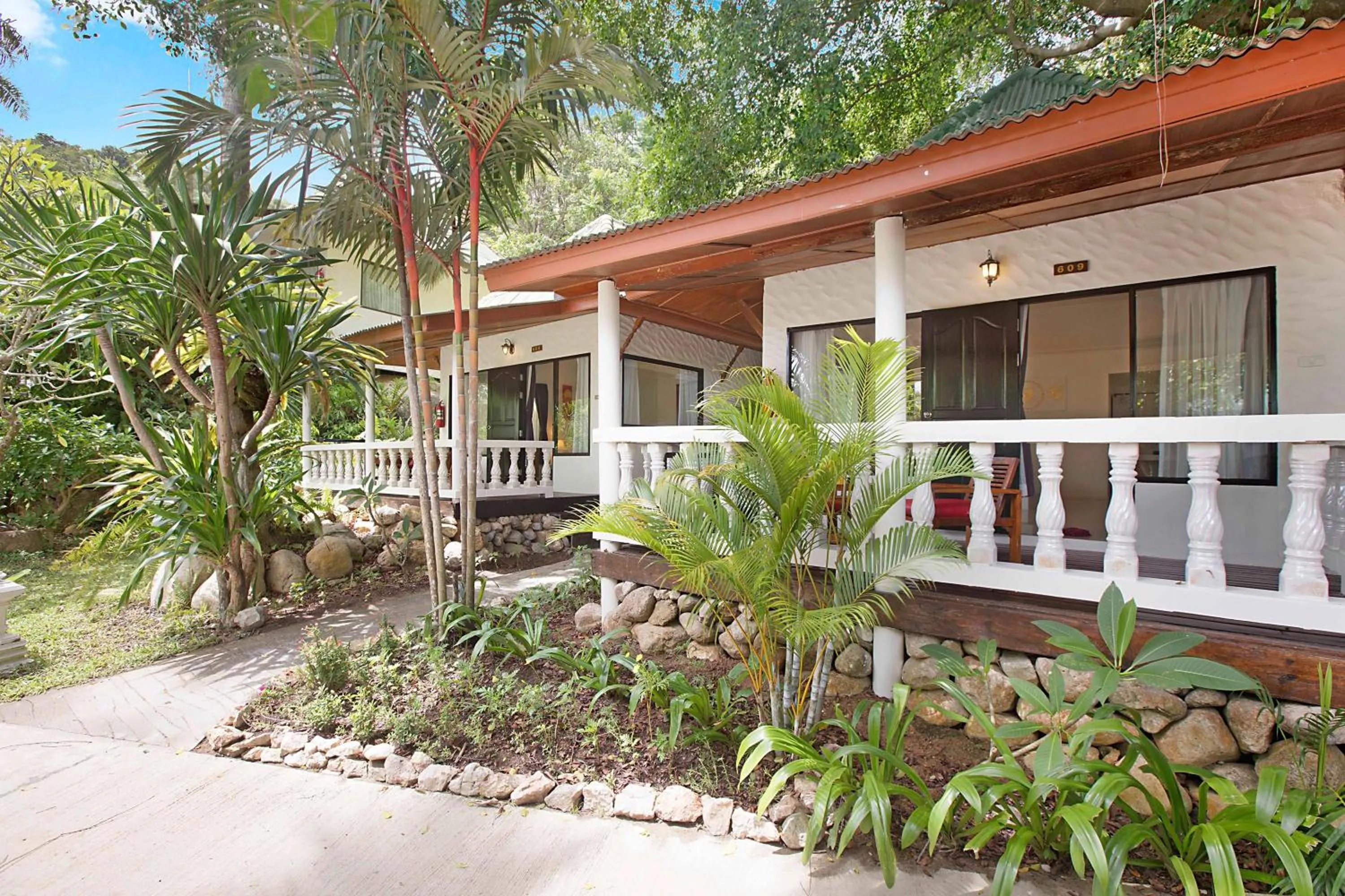 Facade/entrance in Crystal Bay Yacht Club Beach Resort