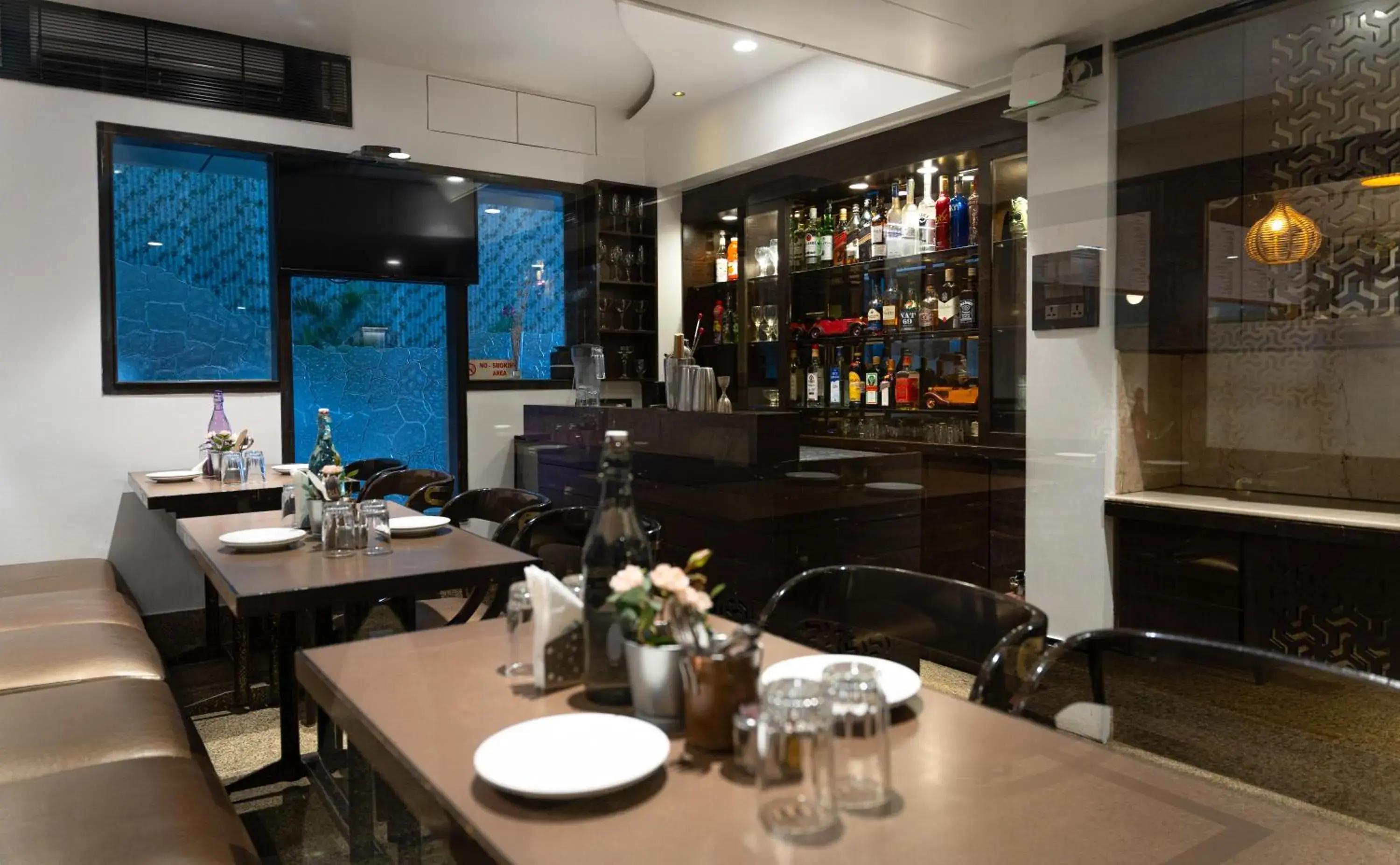 Lounge or bar in Regenta Place The Emerald Lounge or bar in Regenta Place The Emerald