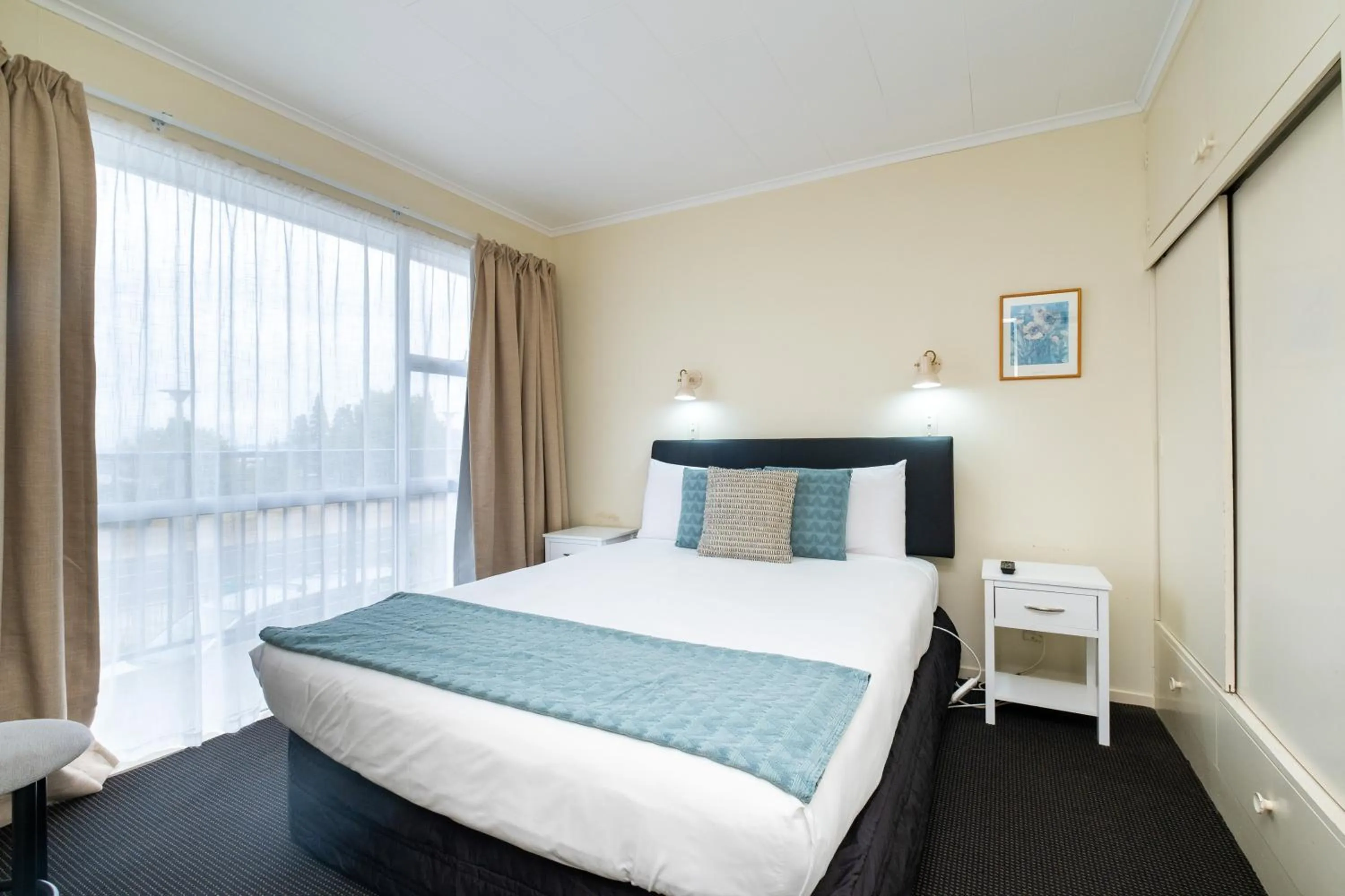 Bedroom, Bed in Chevron Motel