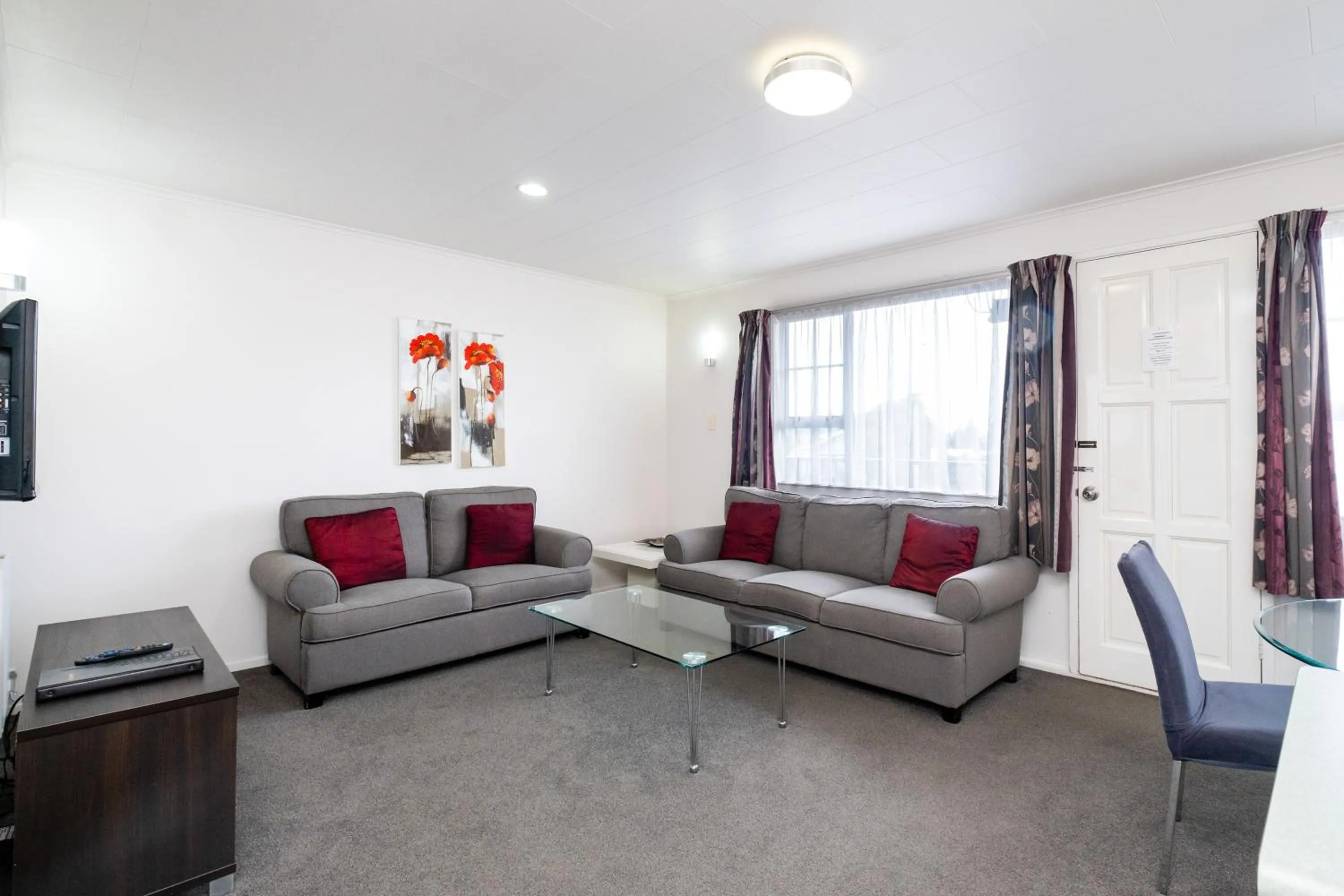 Living room in Chevron Motel