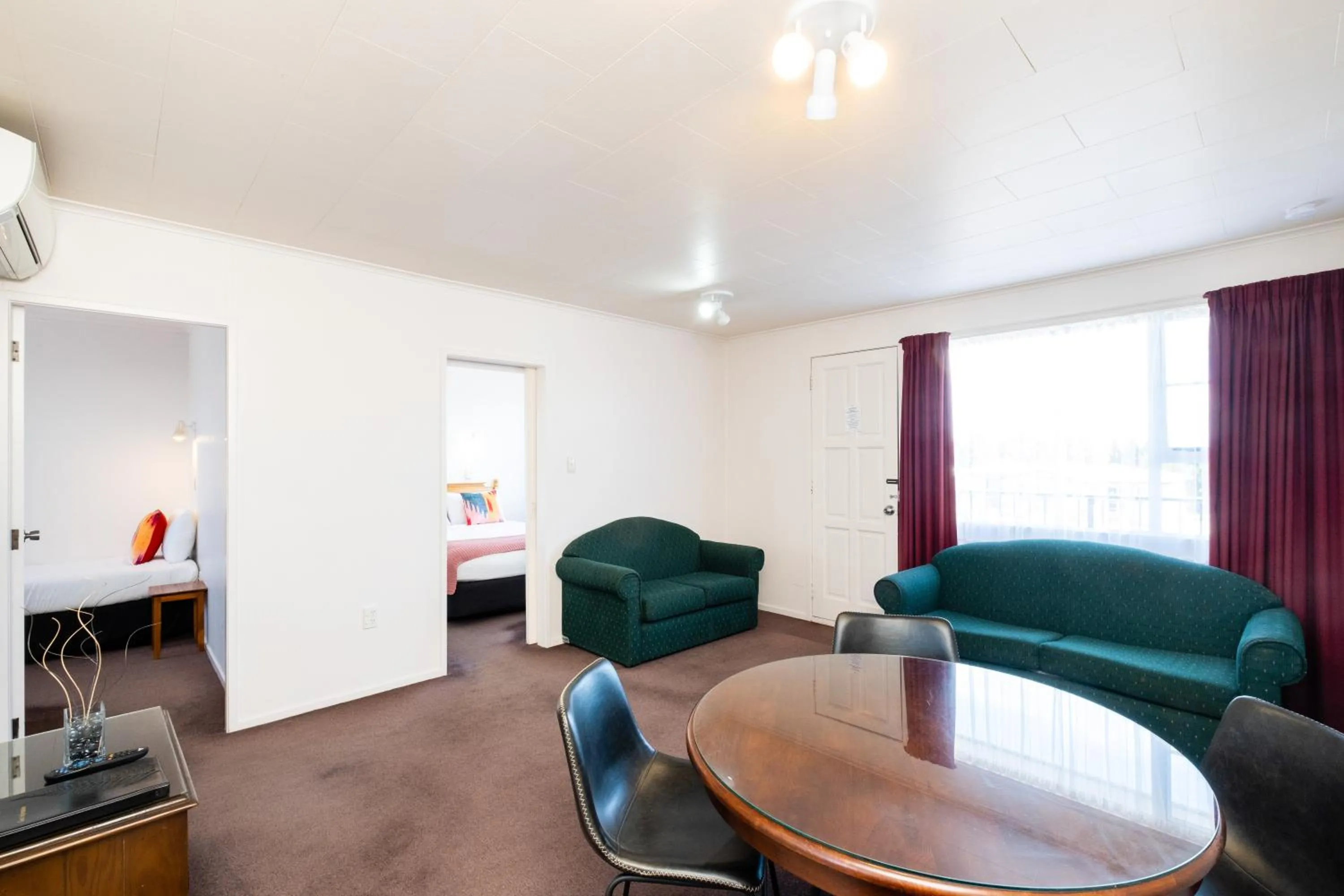 Living room in Chevron Motel