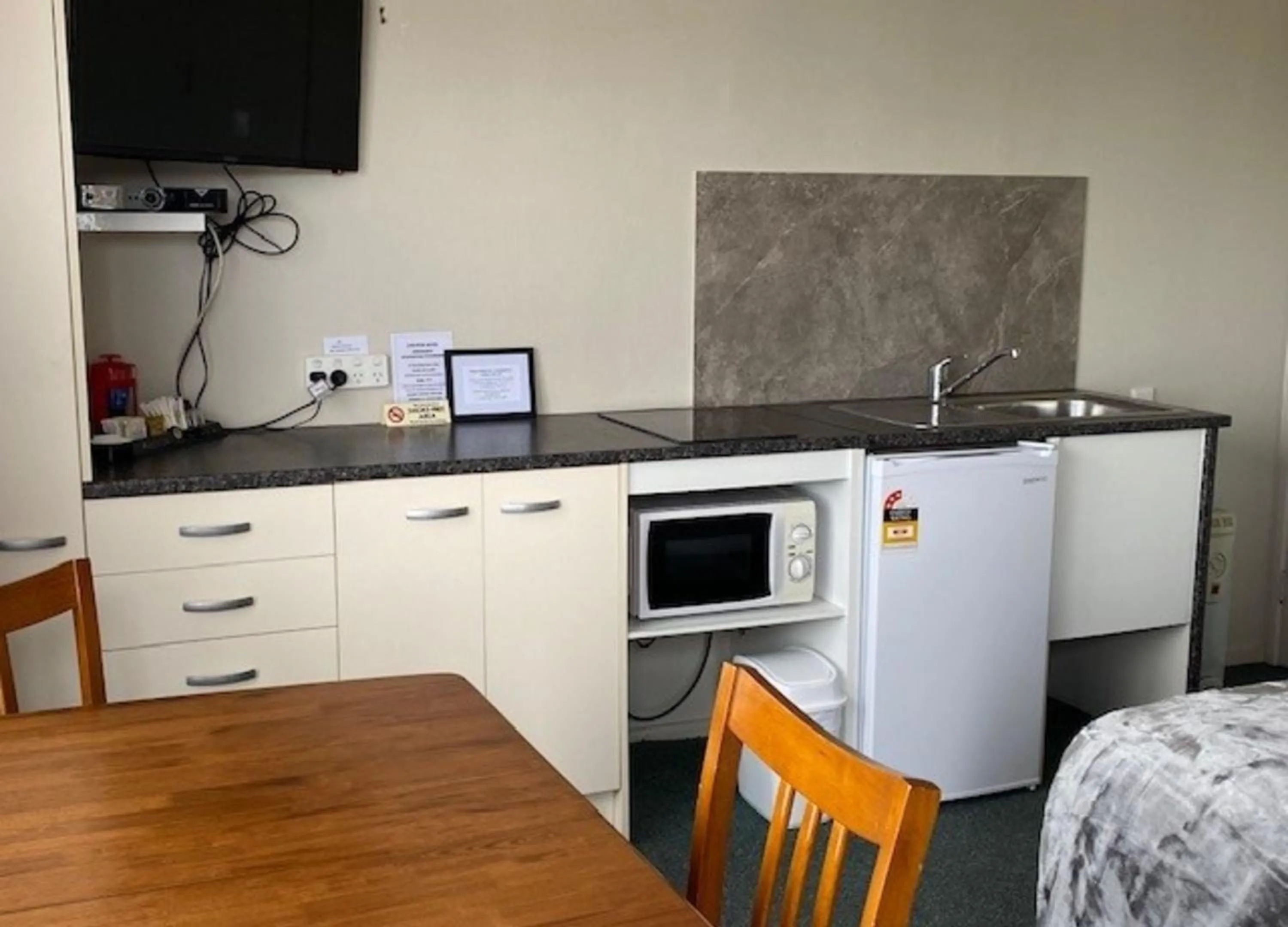 Kitchen or kitchenette in Chevron Motel