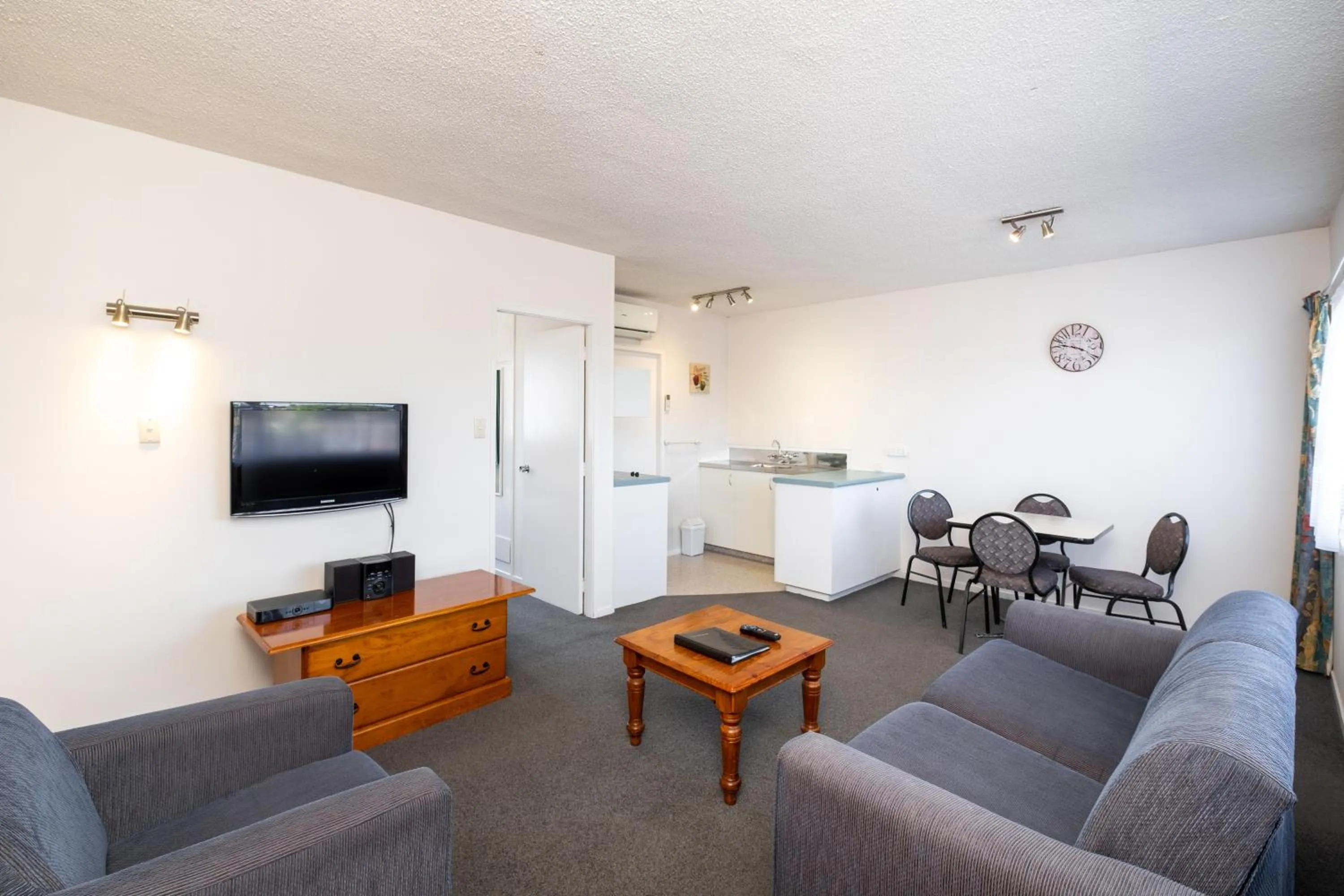 Living room in Chevron Motel