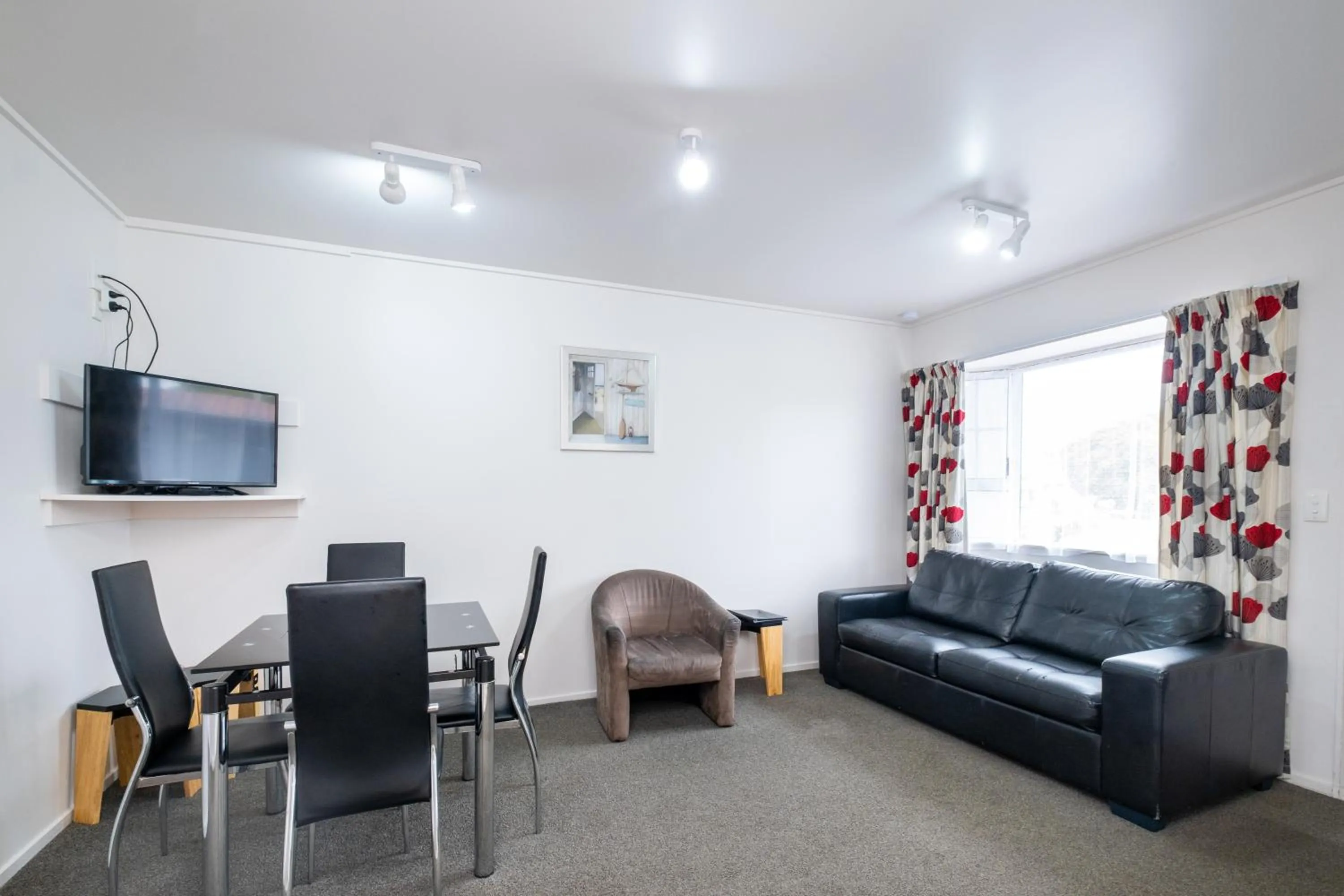 TV and multimedia in Chevron Motel