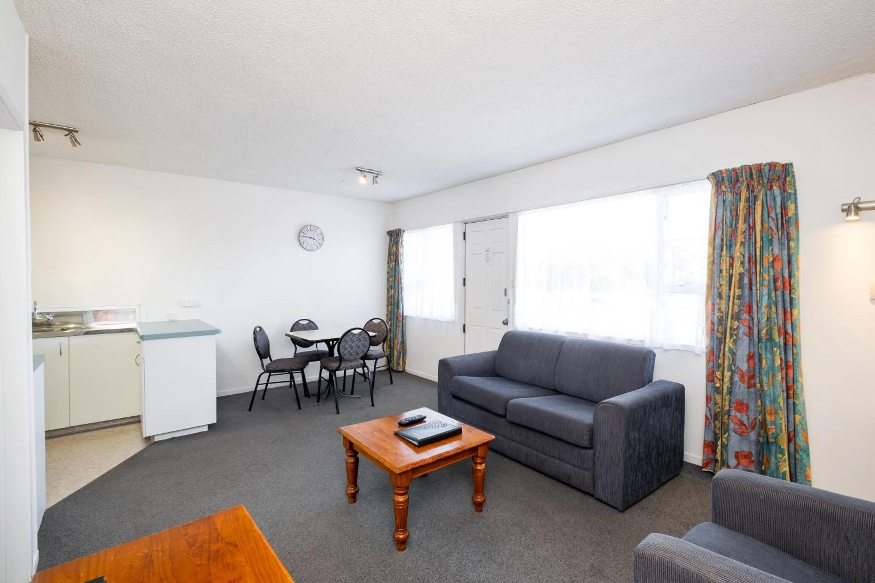Living room in Chevron Motel