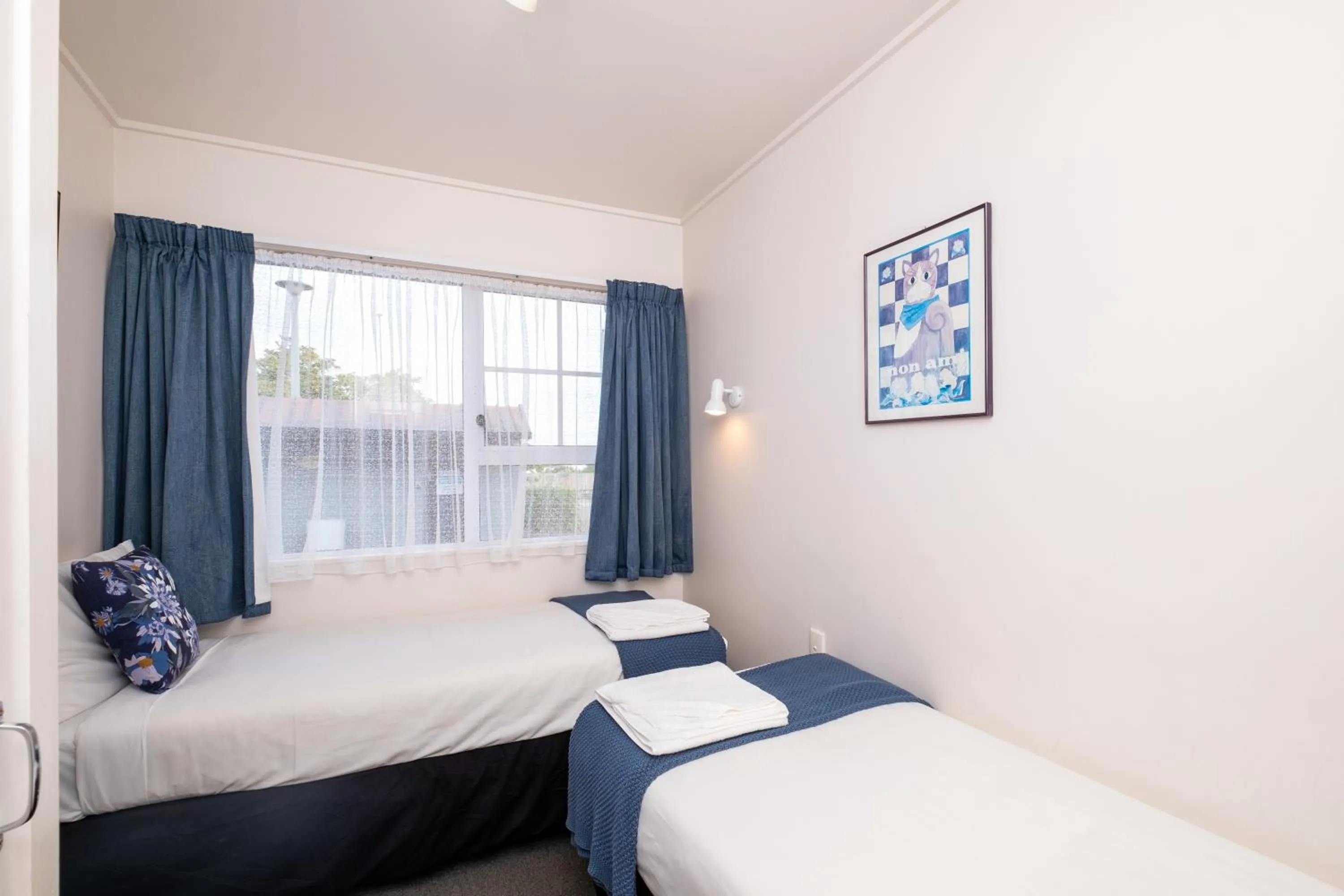 Bedroom, Bed in Chevron Motel