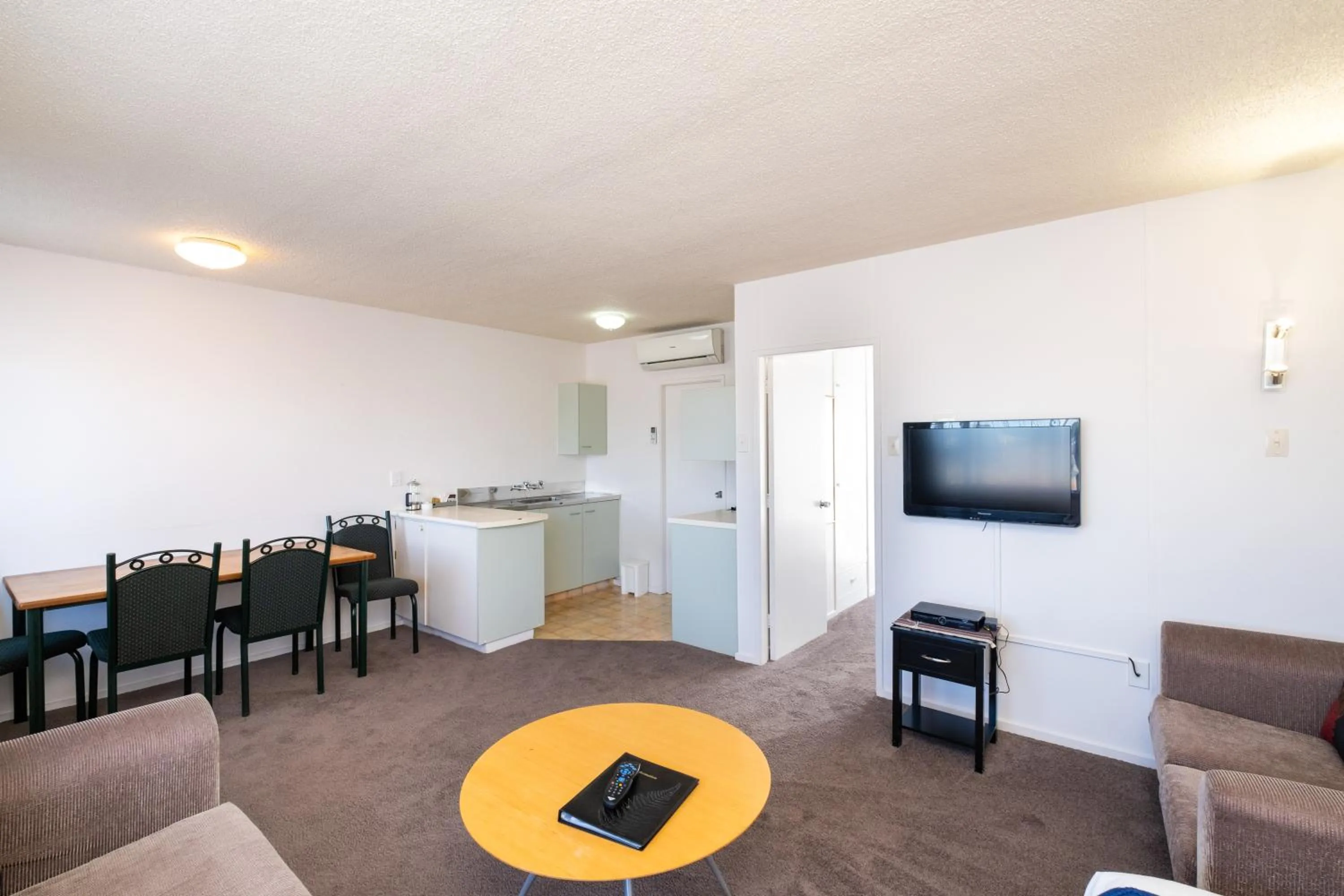 Living room in Chevron Motel