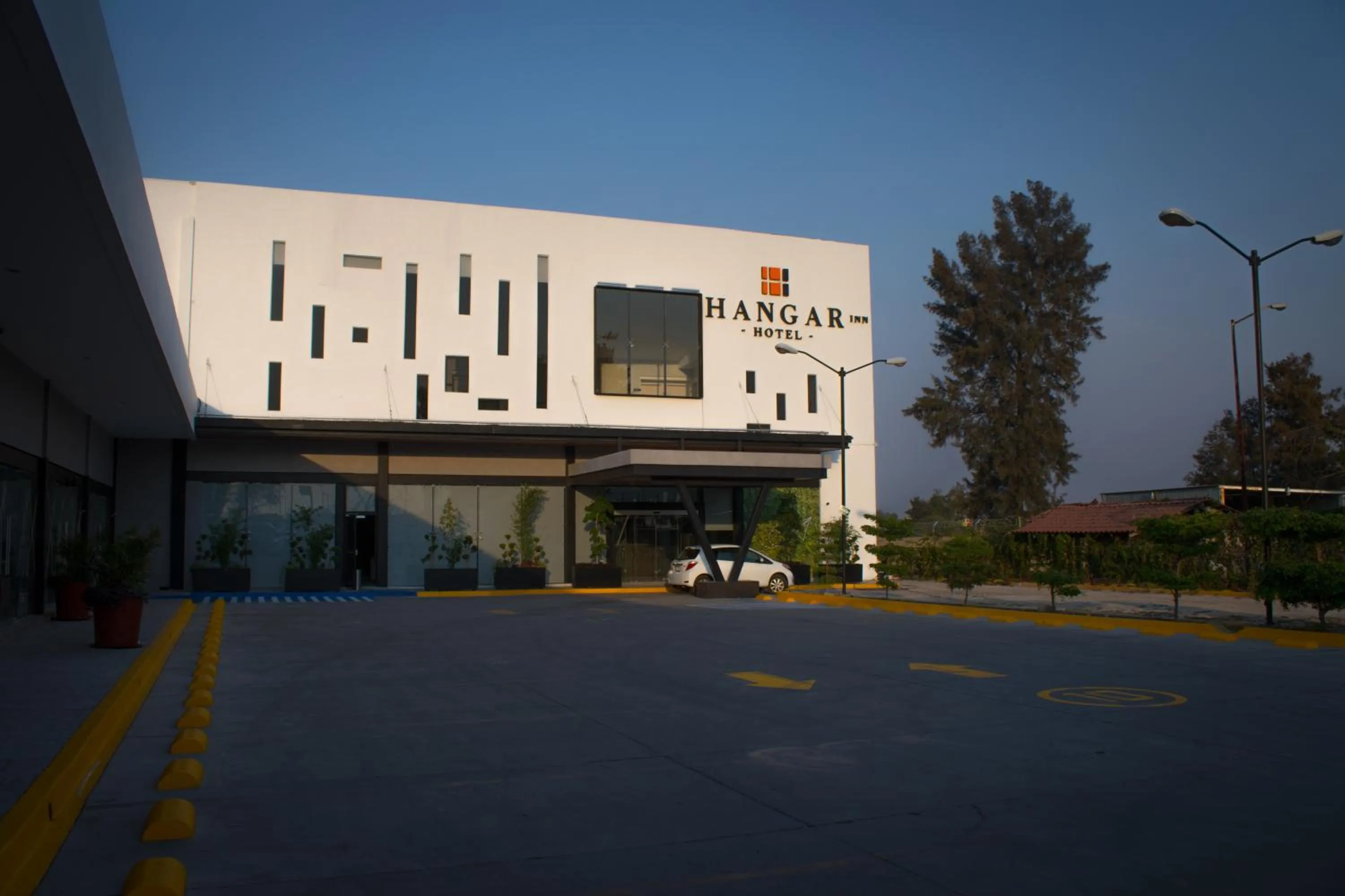 Property building in Hangar Inn Guadalajara Aeropuerto