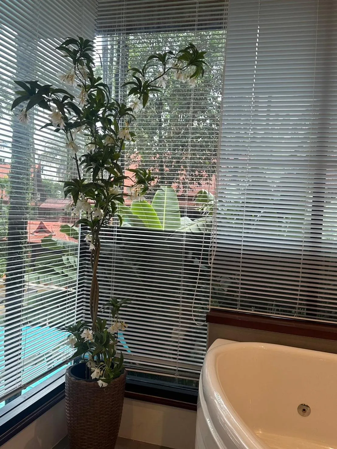 Bath in Royal Phawadee Village Patong - 2 Minutes walk to the beach