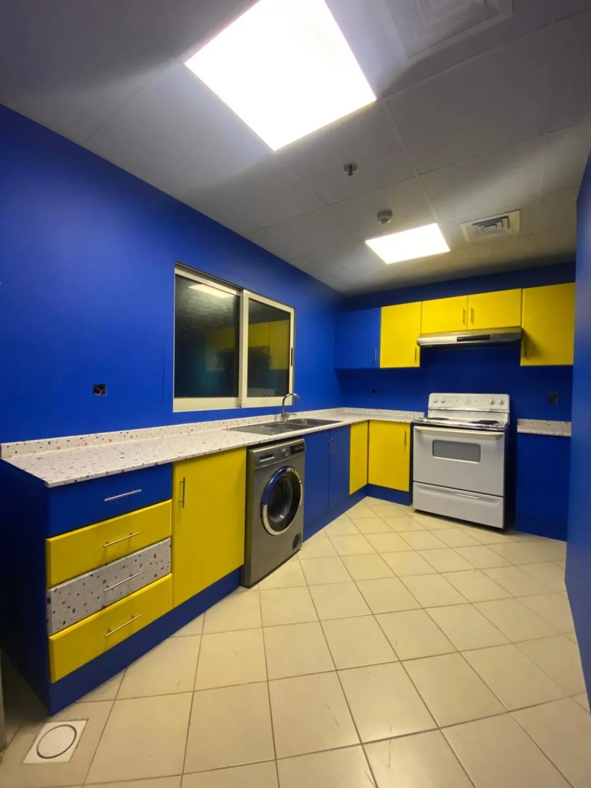 Kitchen or kitchenette in Al Raya Hotel Apartments