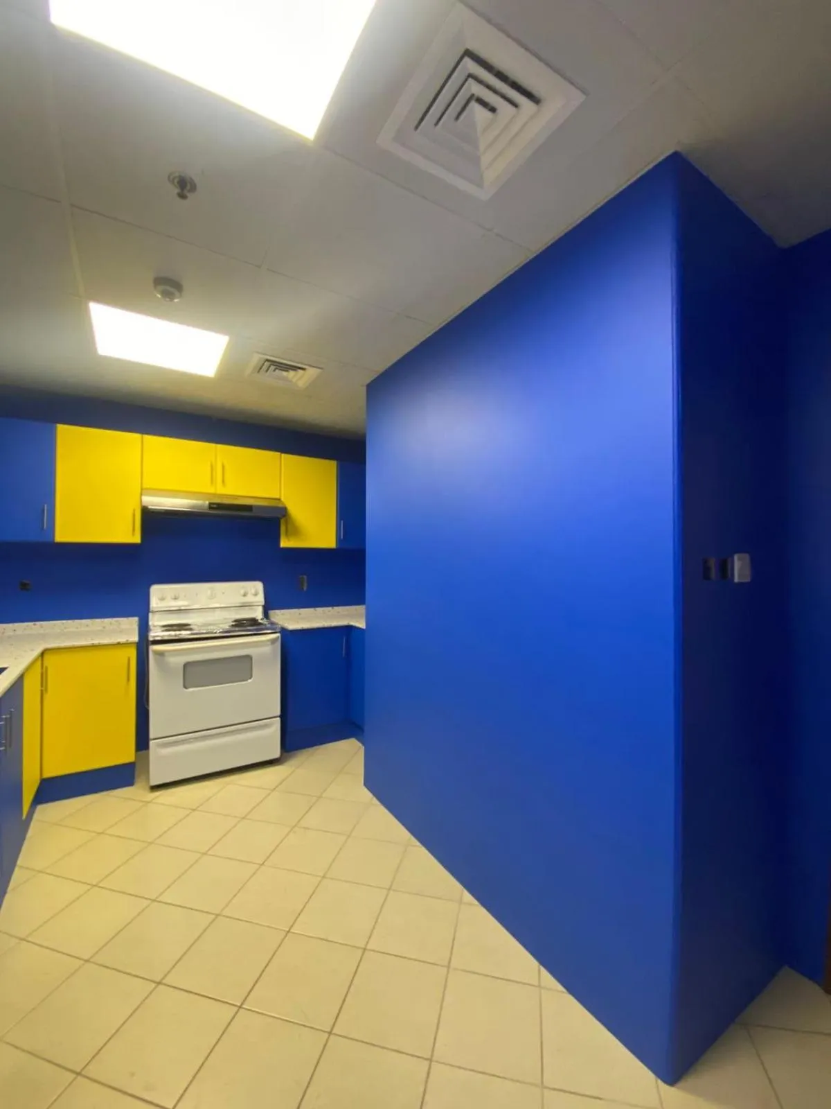 Kitchen or kitchenette in Al Raya Hotel Apartments
