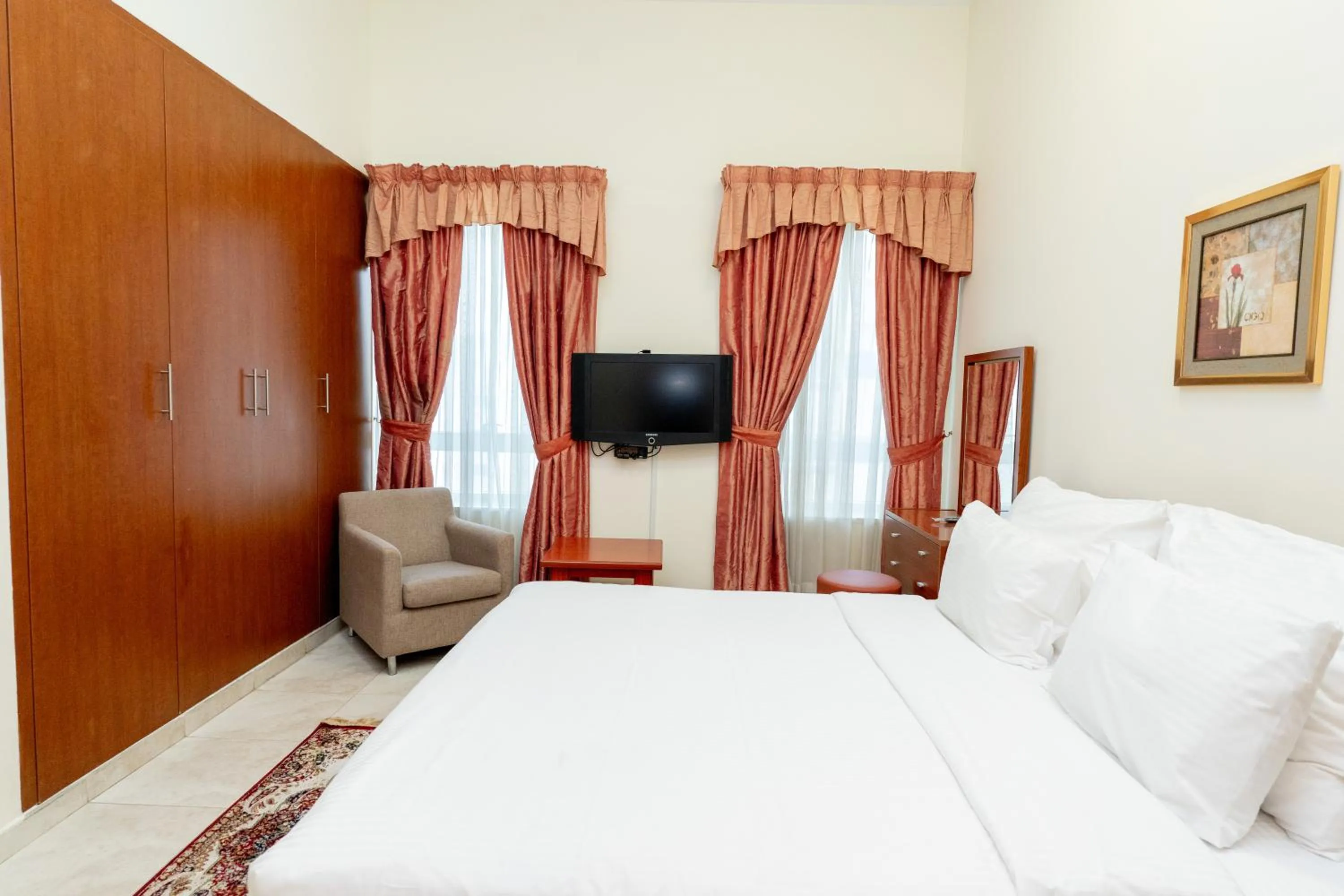 Bedroom, Bed in Al Raya Hotel Apartments