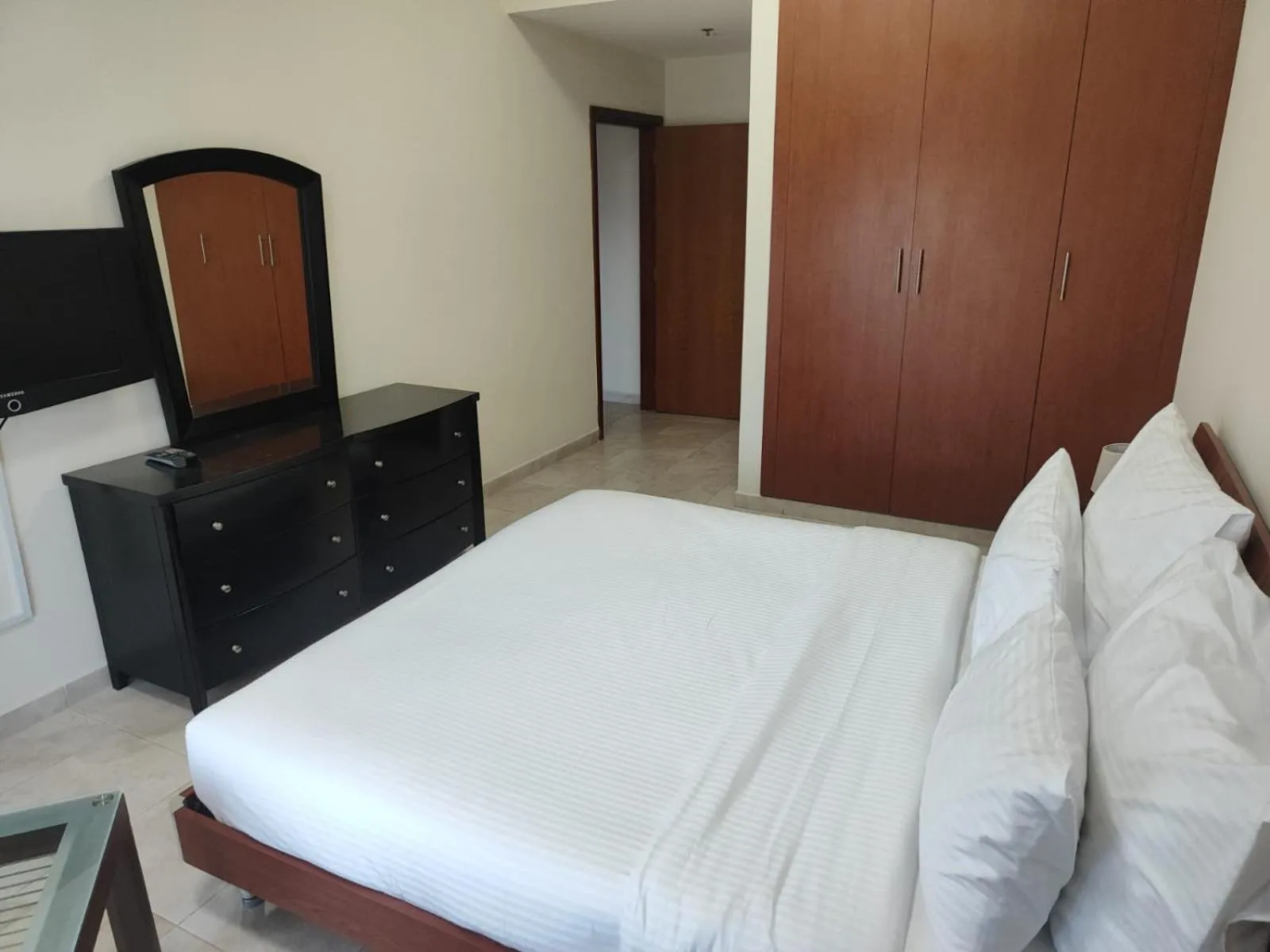 Bedroom, Bed in Al Raya Hotel Apartments