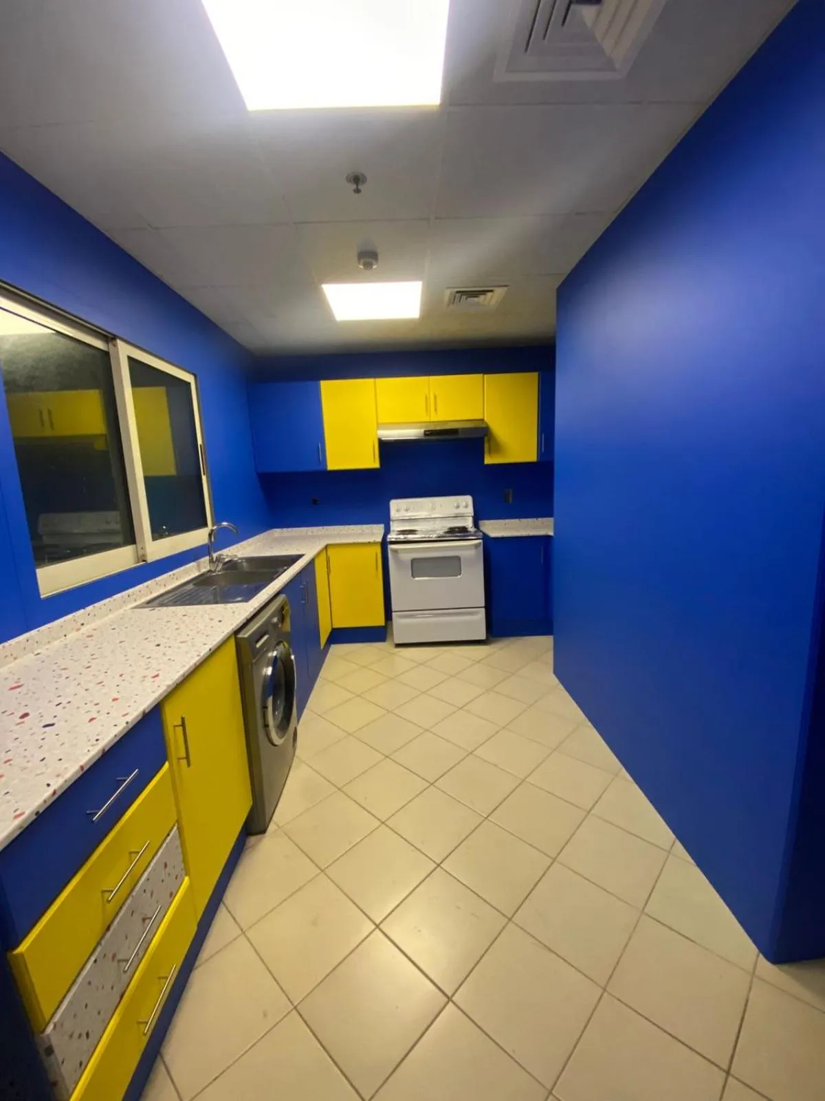 Kitchen or kitchenette in Al Raya Hotel Apartments