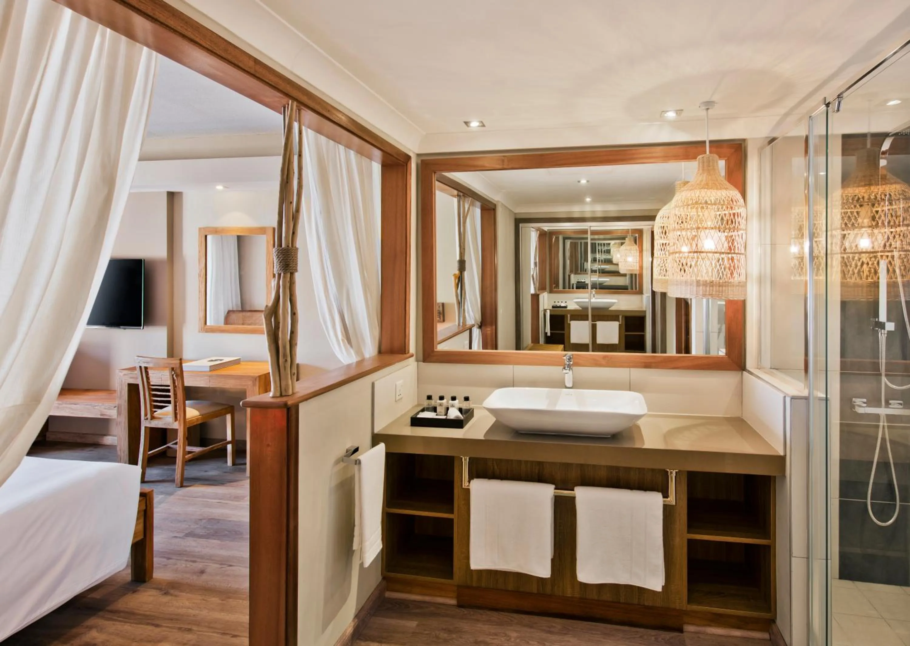 Shower, Bed in C Mauritius