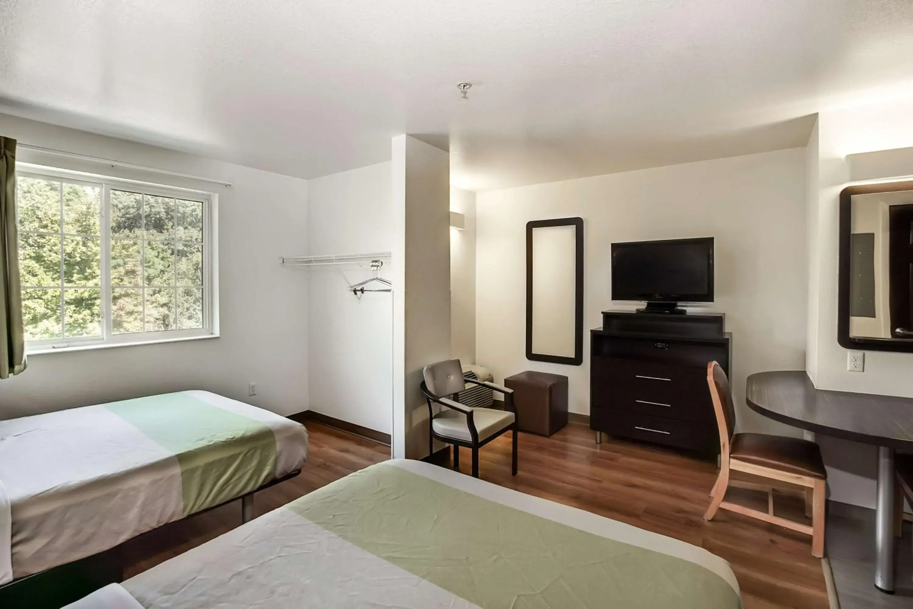 TV and multimedia, Bed in Studio 6-East Brunswick, NJ - NYC Area TV and multimedia, Bed in Studio 6-East Brunswick, NJ - NYC Area