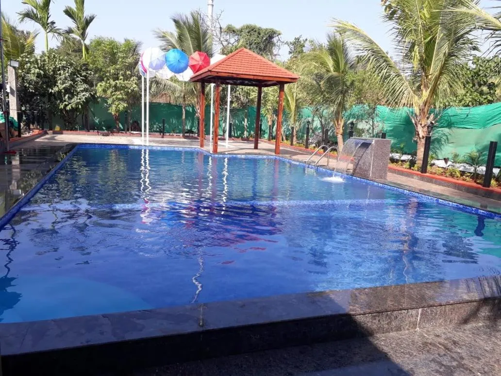 Swimming pool in Sea Land Kihim