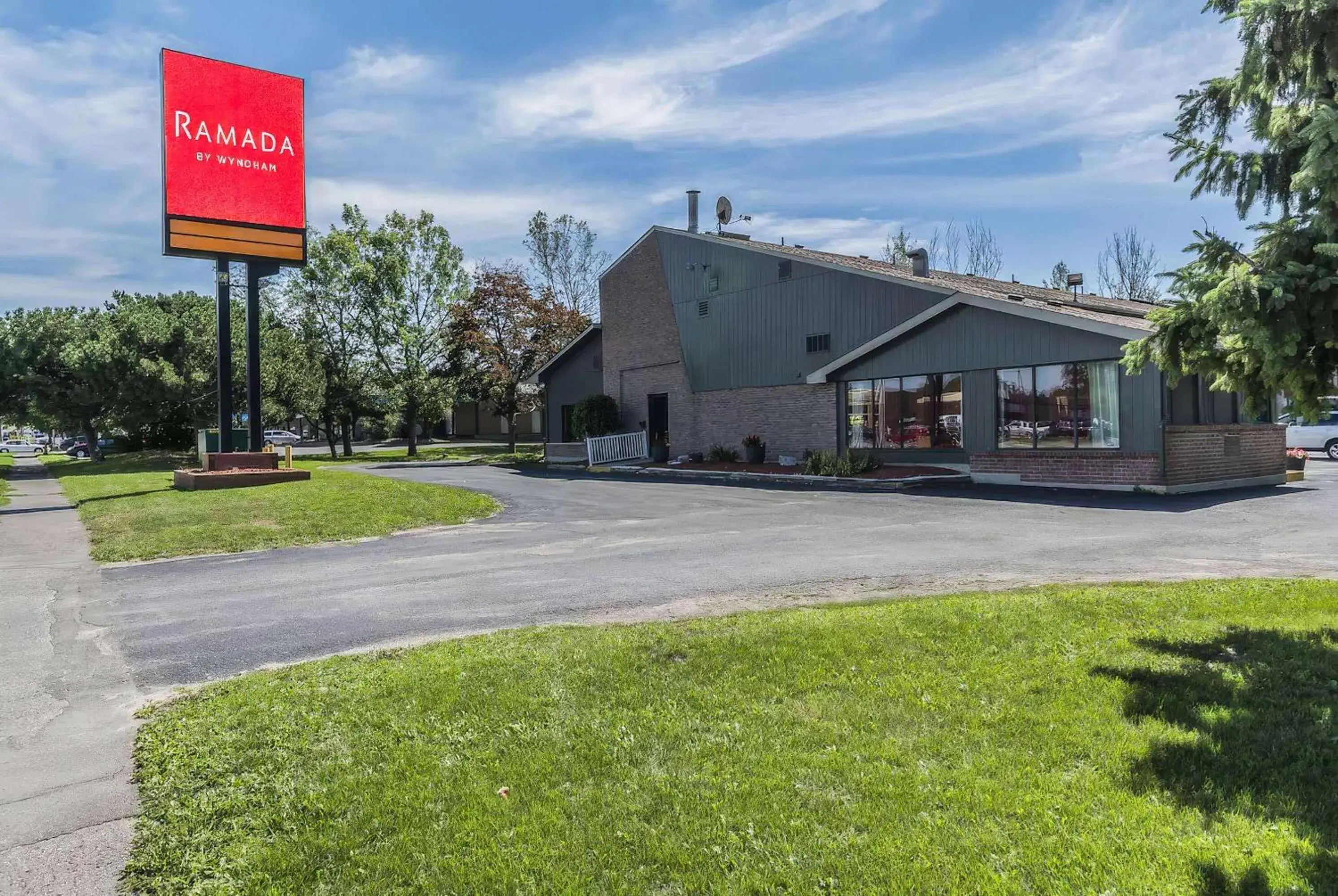 Property building in Ramada by Wyndham Kingston Property building in Ramada by Wyndham Kingston