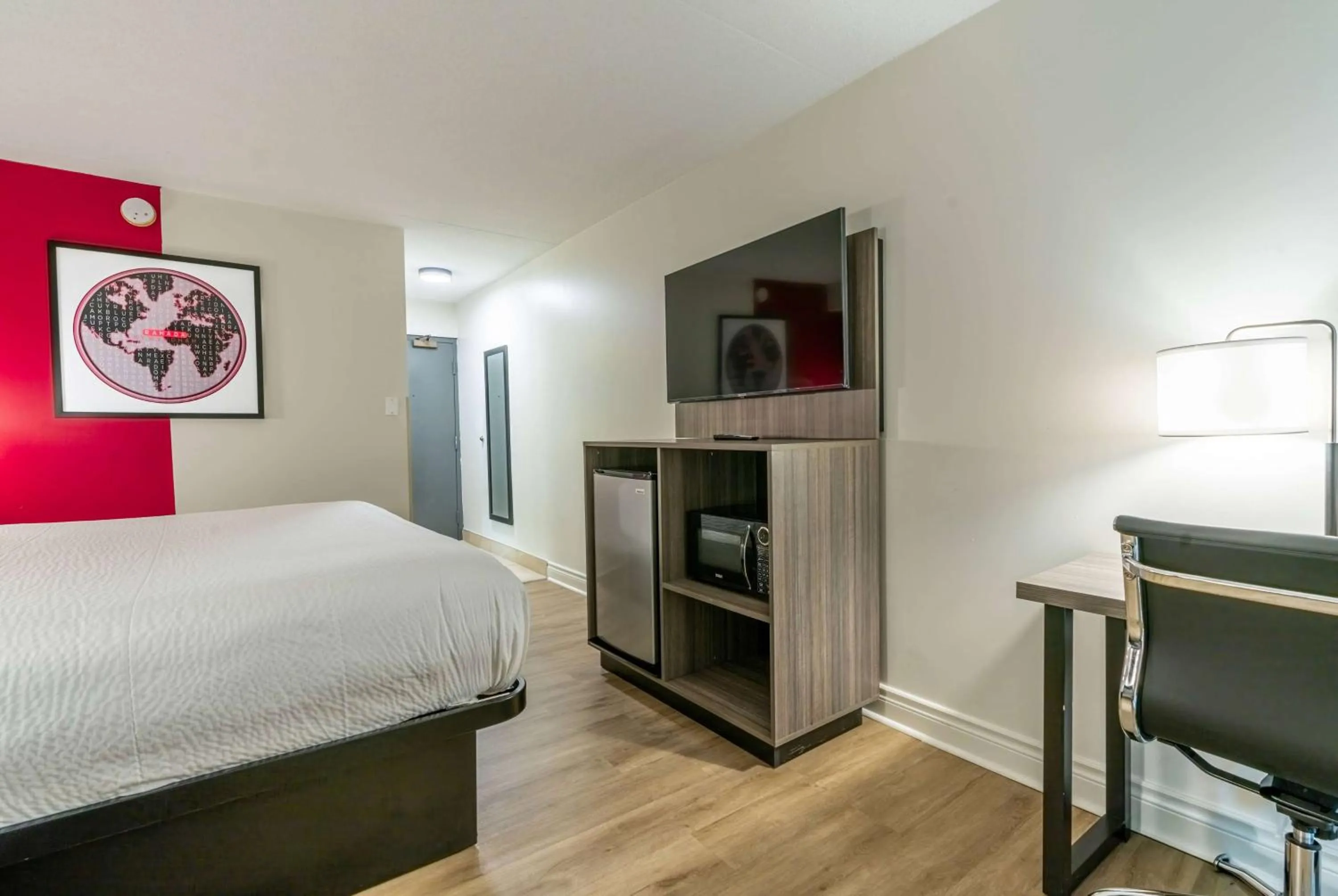 Photo of the whole room, Bed in Ramada by Wyndham Kingston