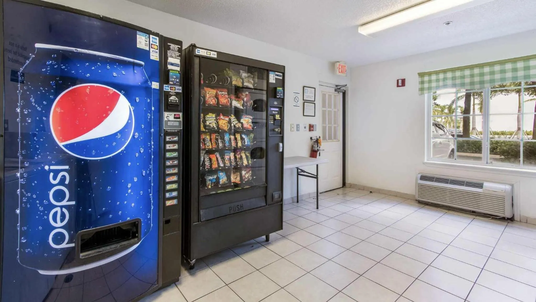 Photo of the whole room in Studio 6-Coral Springs, FL - Fort Lauderdale