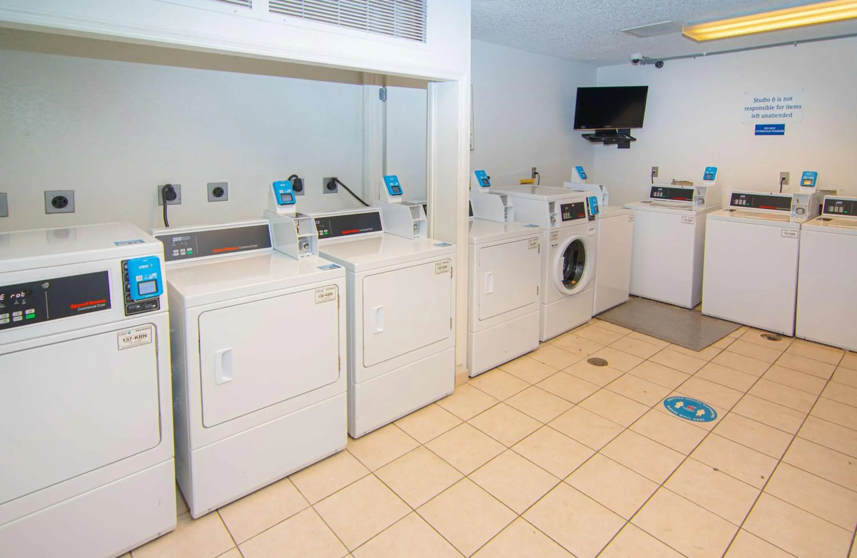 laundry in Studio 6-Coral Springs, FL - Fort Lauderdale laundry in Studio 6-Coral Springs, FL - Fort Lauderdale