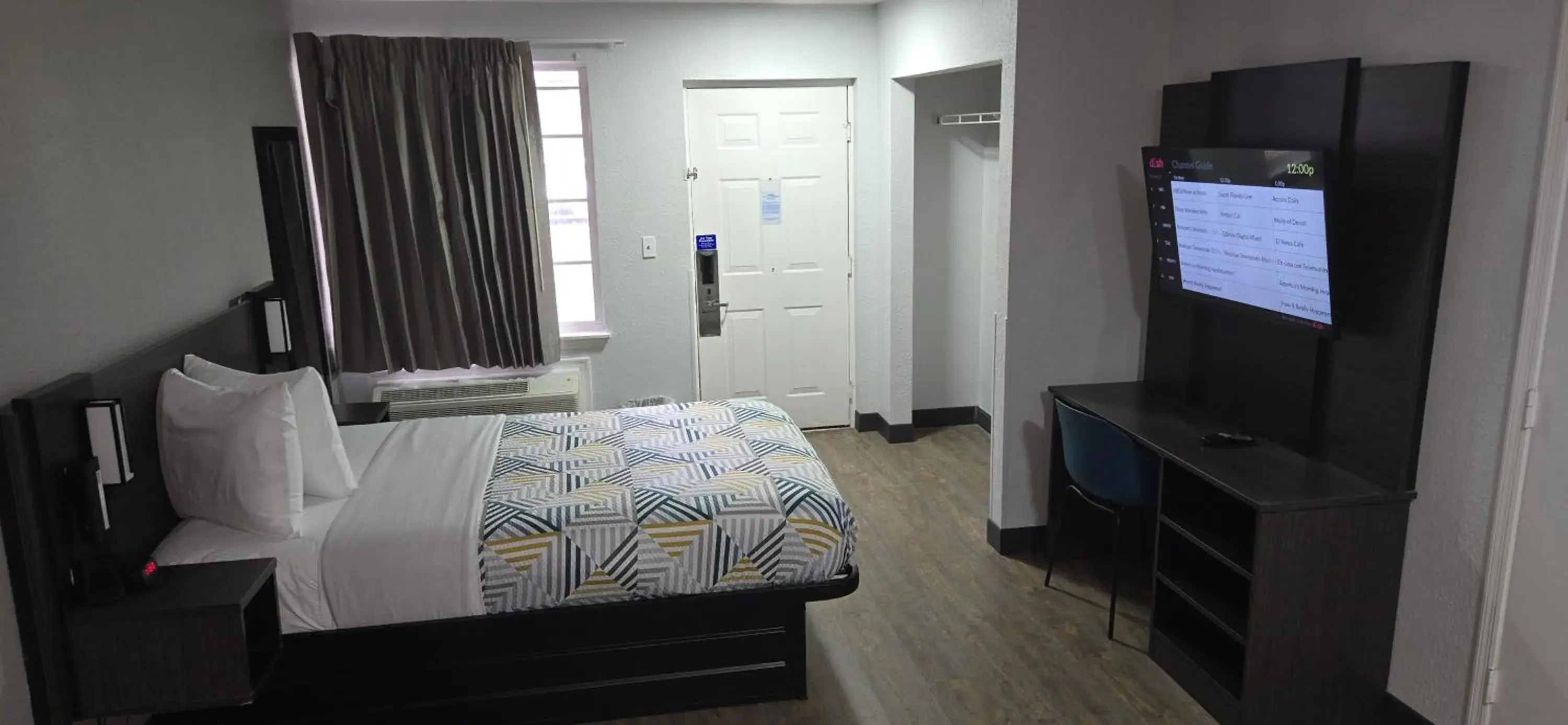 Bed in Studio 6-Coral Springs, FL - Fort Lauderdale Bed in Studio 6-Coral Springs, FL - Fort Lauderdale