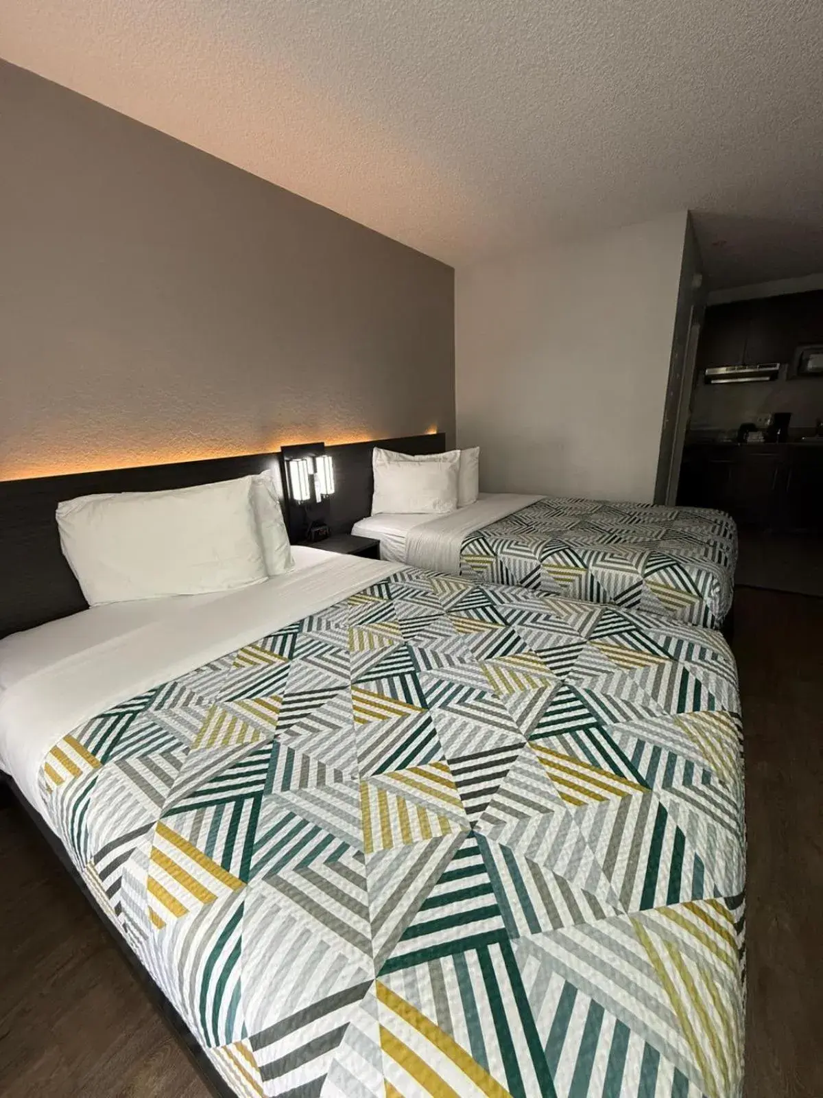 Bed in Studio 6-Coral Springs, FL - Fort Lauderdale Bed in Studio 6-Coral Springs, FL - Fort Lauderdale