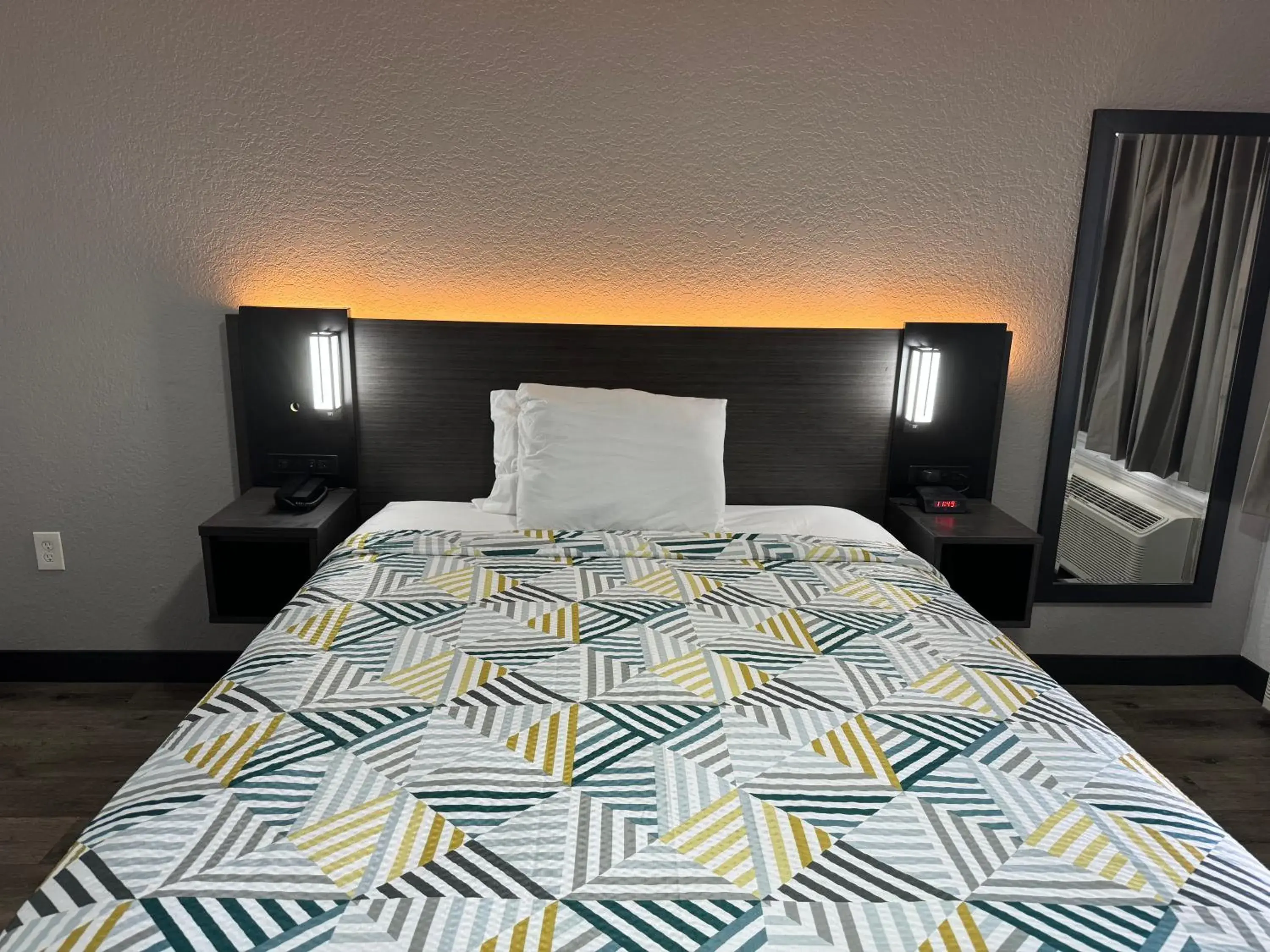 Bed in Studio 6-West Palm Beach, FL Bed in Studio 6-West Palm Beach, FL