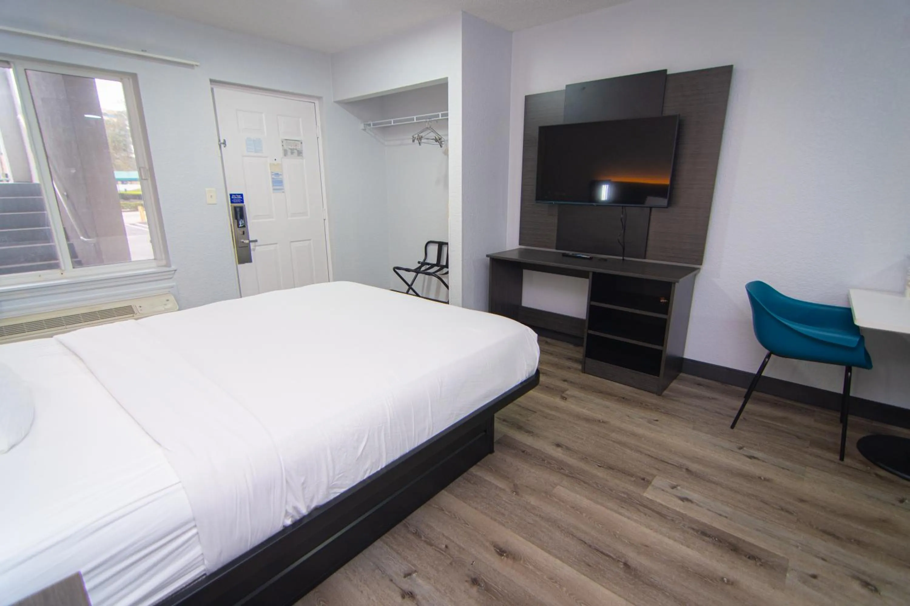 Bed in Studio 6-West Palm Beach, FL