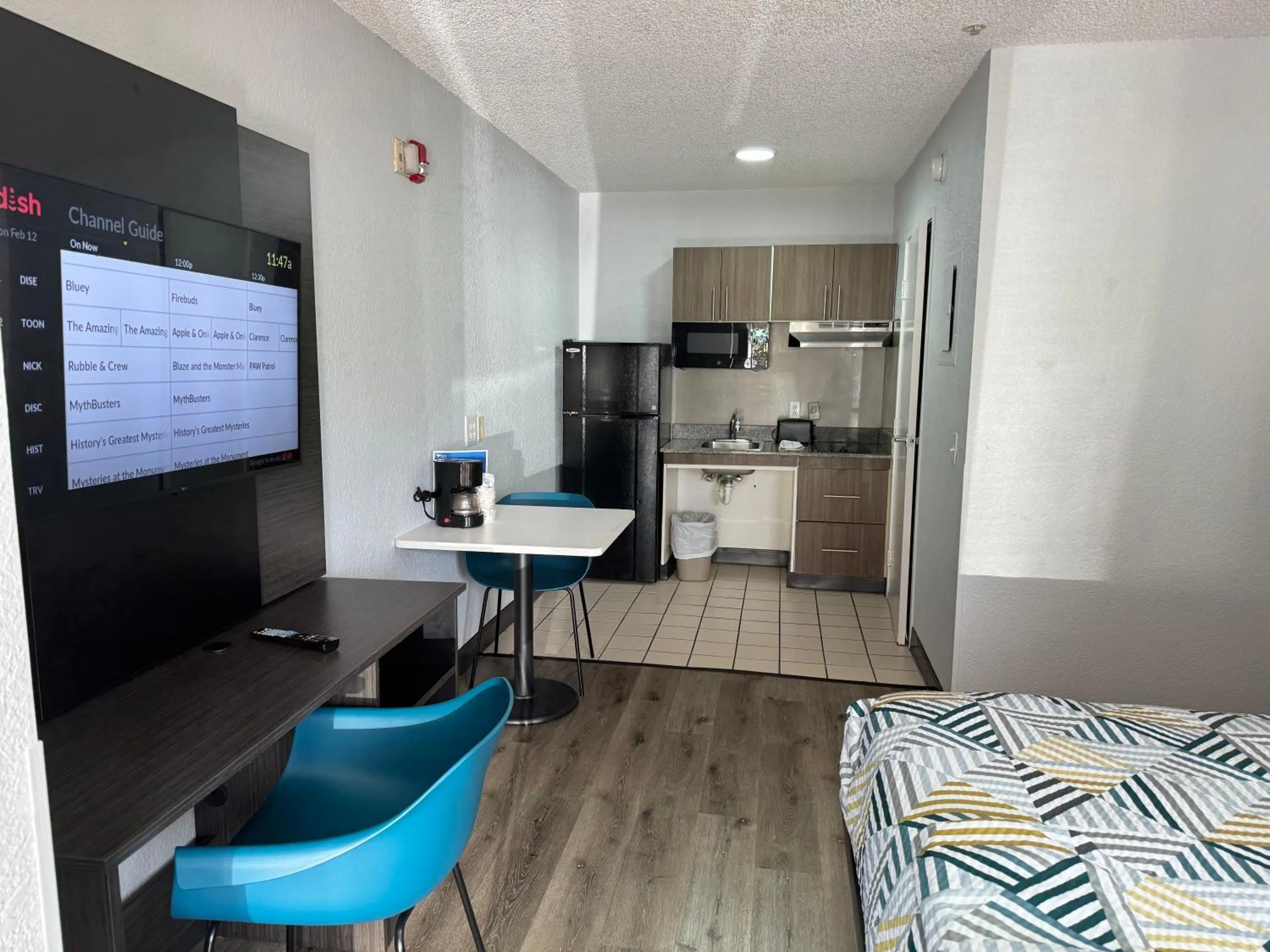 Bed in Studio 6-West Palm Beach, FL