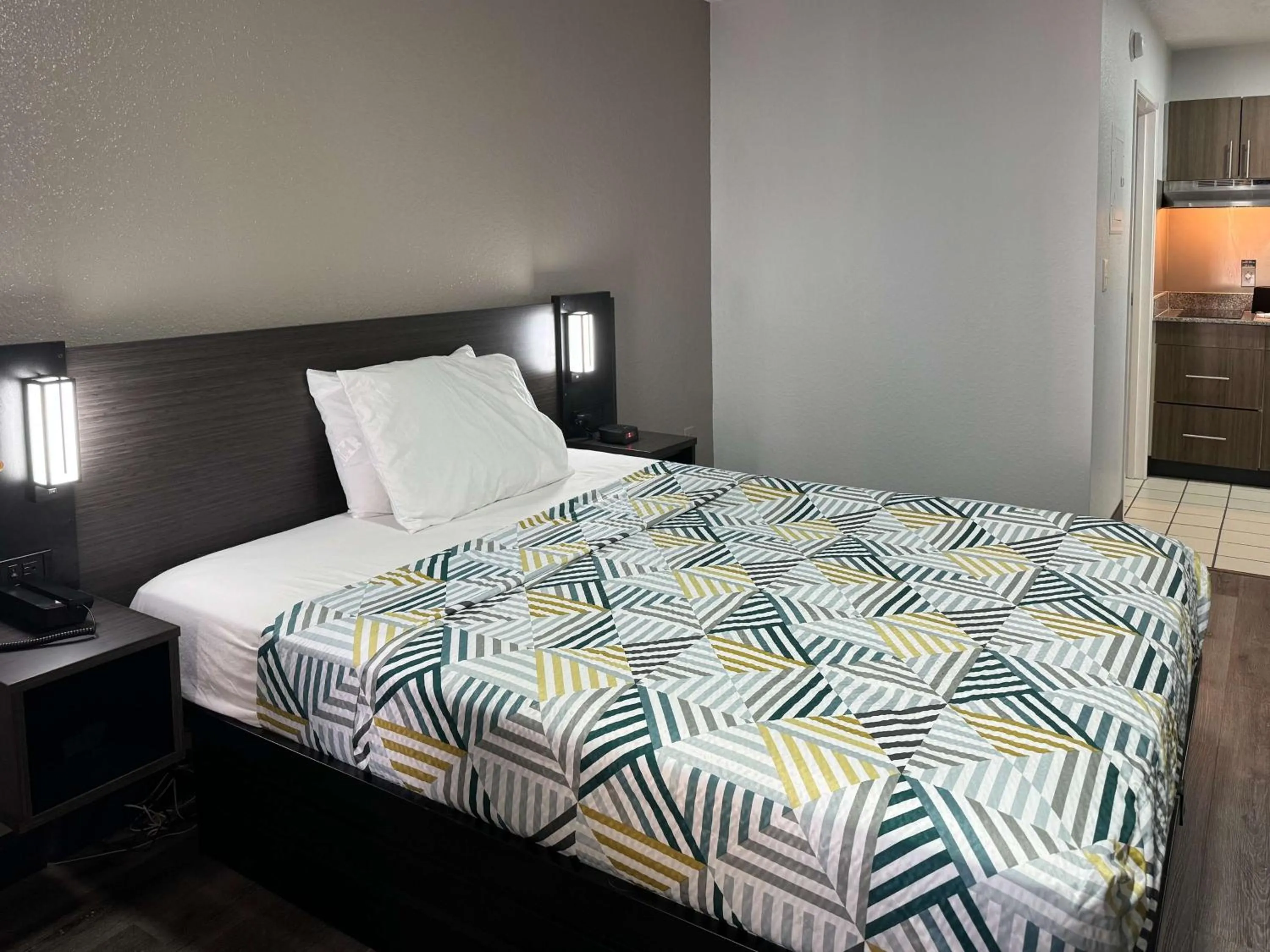 Bedroom, Bed in Studio 6-West Palm Beach, FL