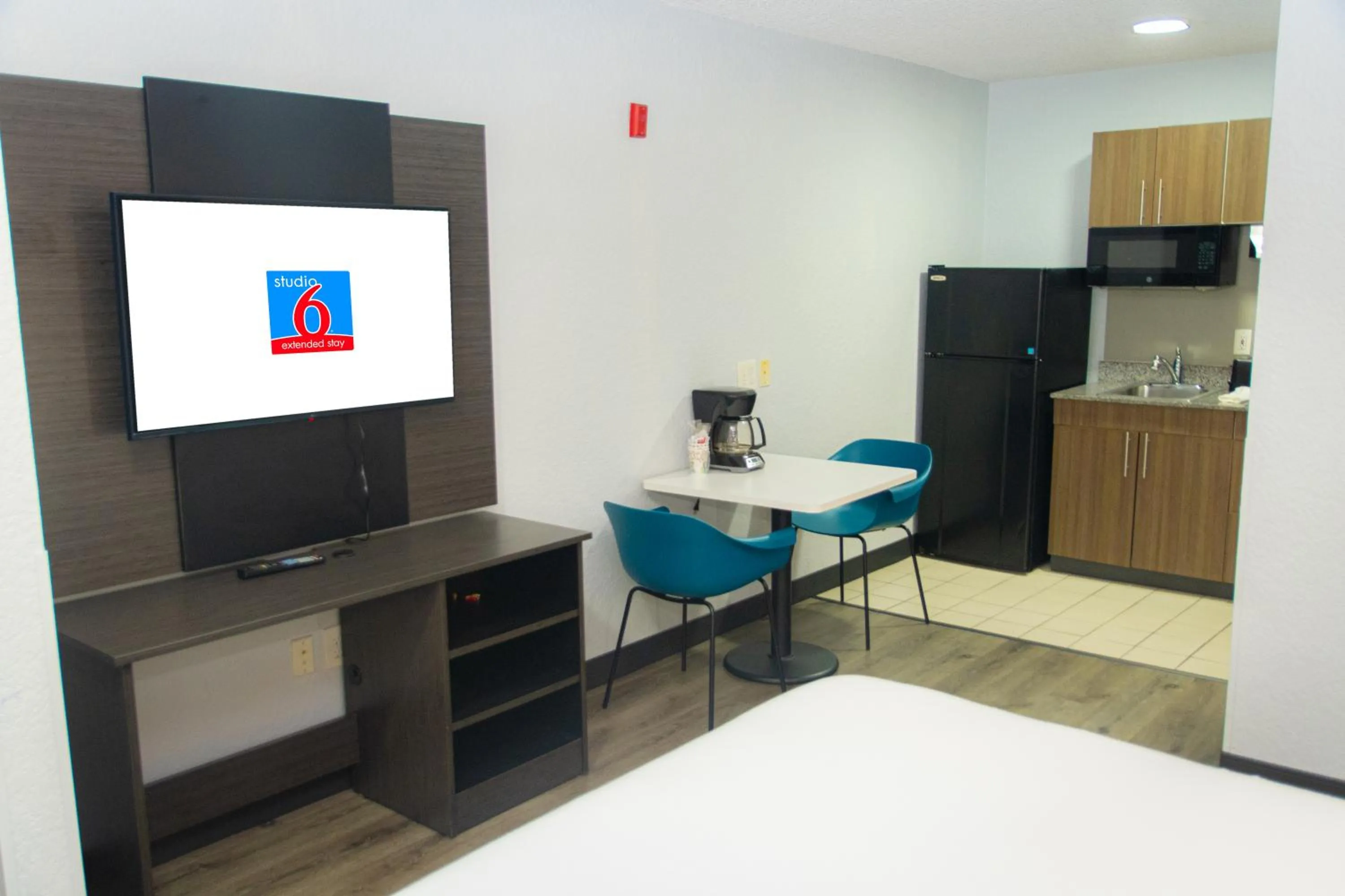 Bedroom, Bed in Studio 6-West Palm Beach, FL