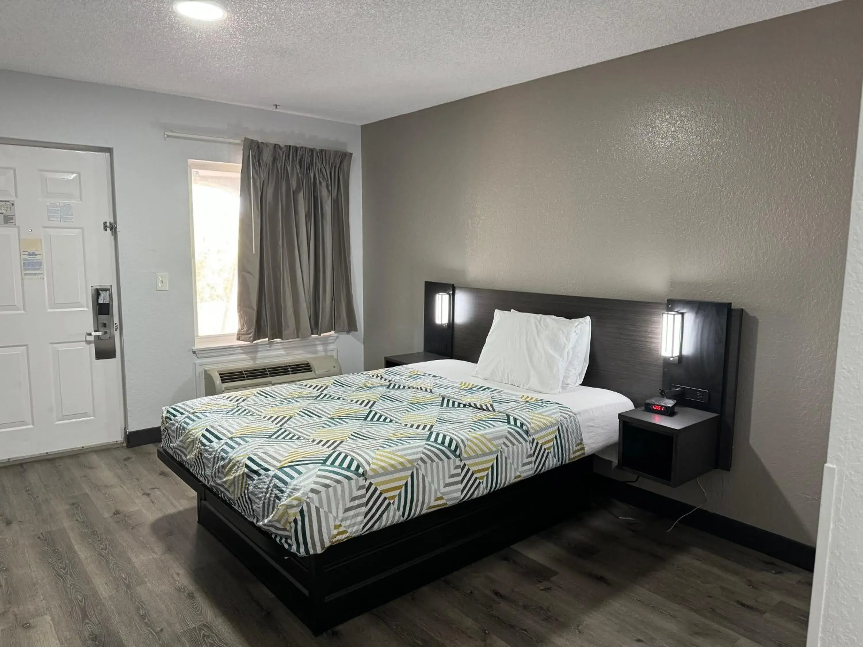 Bed in Studio 6-West Palm Beach, FL Bed in Studio 6-West Palm Beach, FL