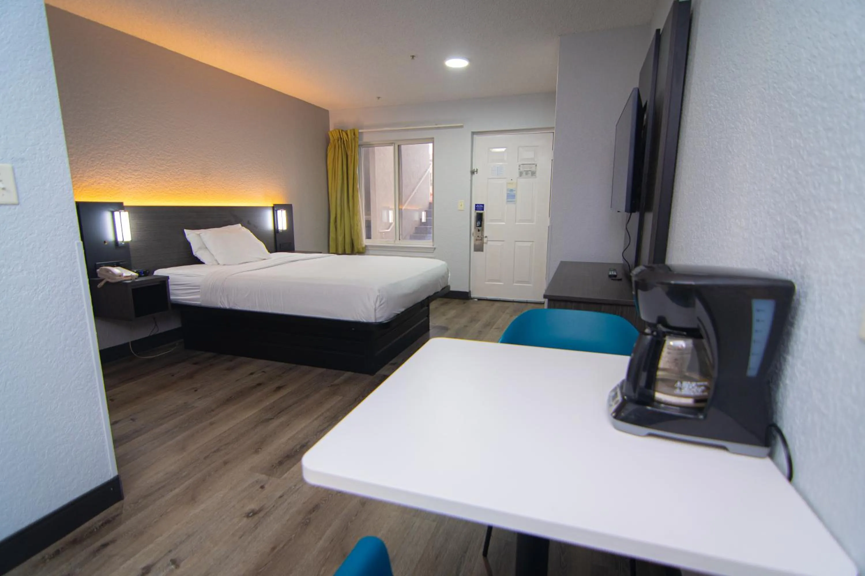 Bedroom, Bed in Studio 6-West Palm Beach, FL