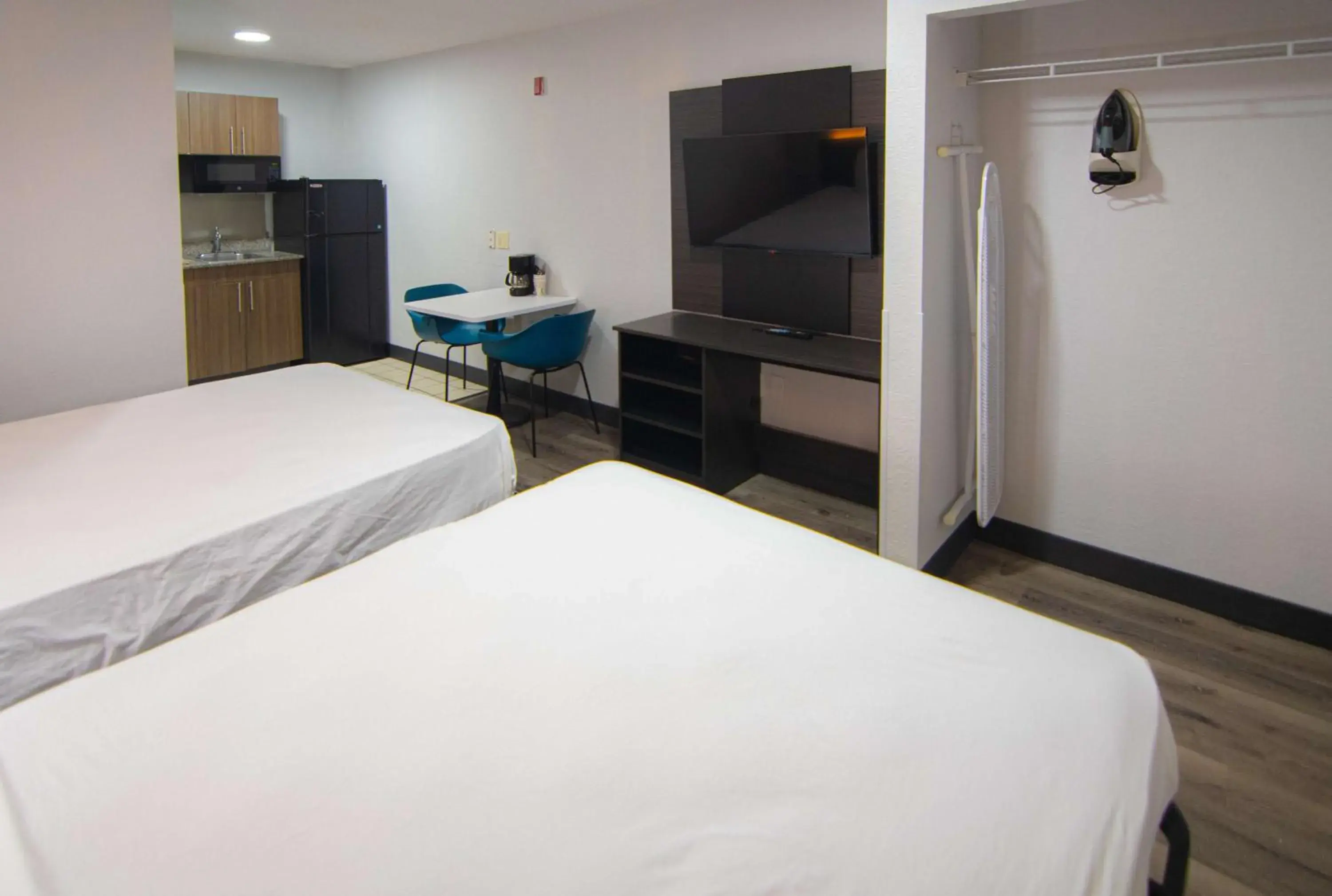 Bedroom, Bed in Studio 6-West Palm Beach, FL Bedroom, Bed in Studio 6-West Palm Beach, FL