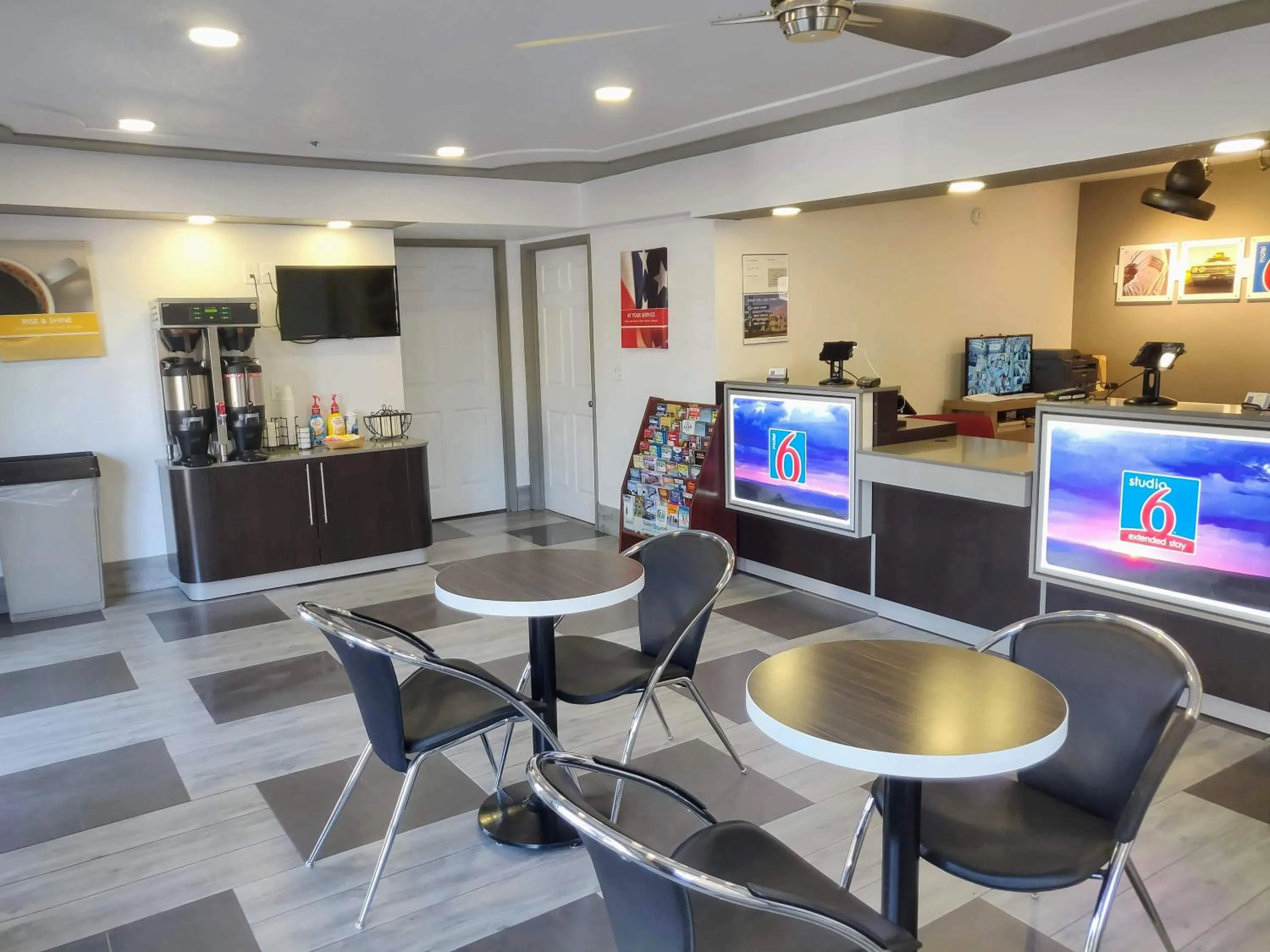 Lobby or reception in Motel 6-Fresno, CA - Yosemite Hwy