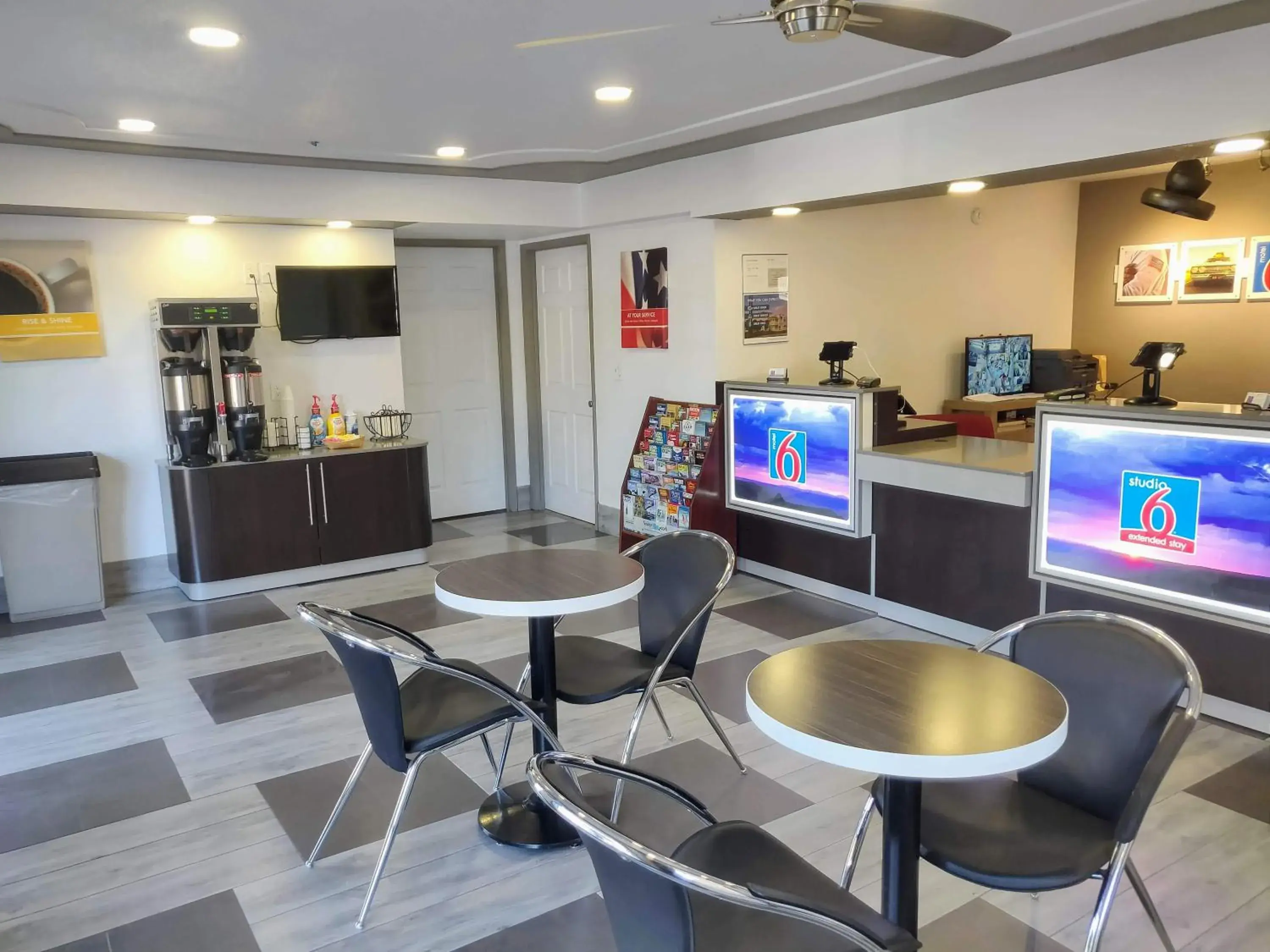 Lobby or reception in Motel 6-Fresno, CA - Yosemite Hwy Lobby or reception in Motel 6-Fresno, CA - Yosemite Hwy