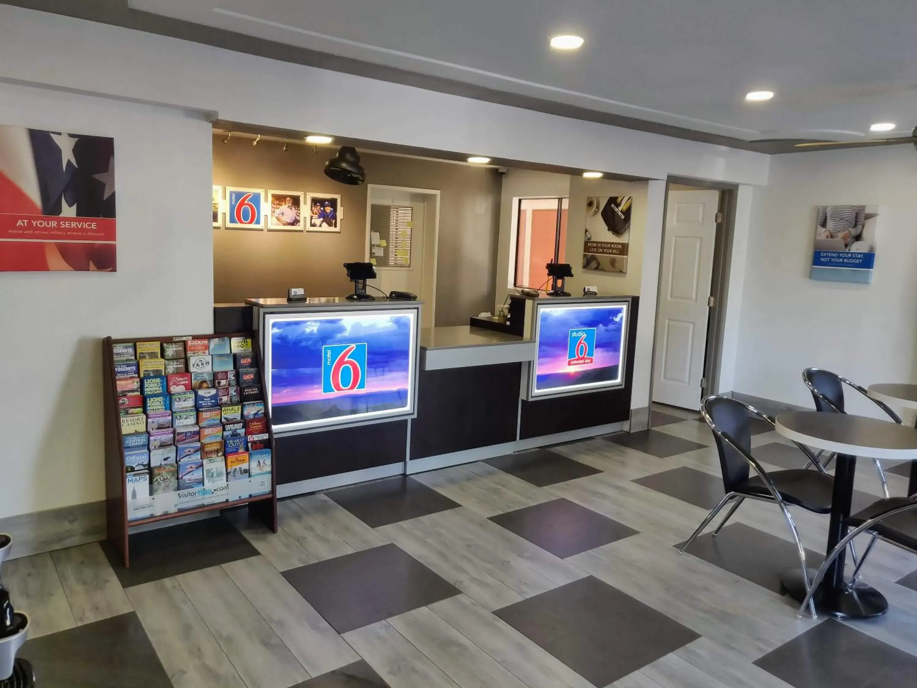 Lobby or reception in Motel 6-Fresno, CA - Yosemite Hwy Lobby or reception in Motel 6-Fresno, CA - Yosemite Hwy