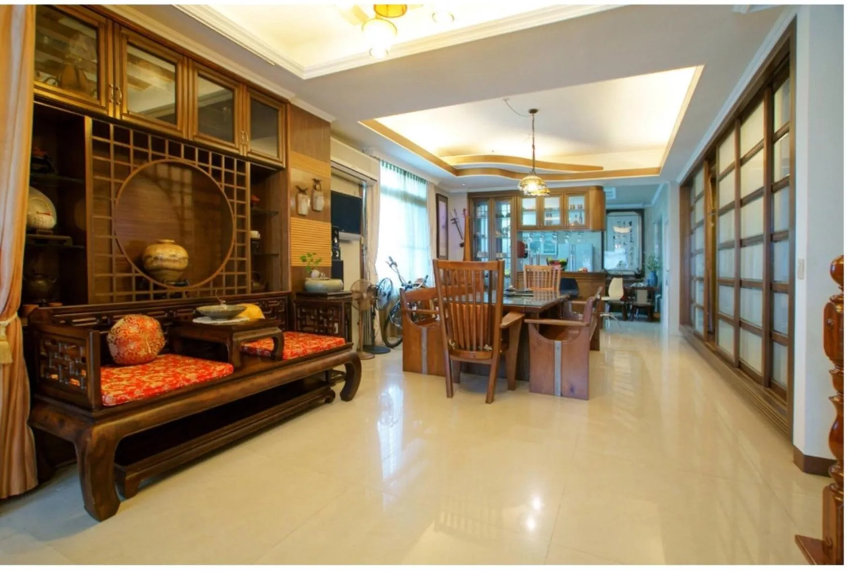 Communal lounge/ TV room in Emaly Homestay