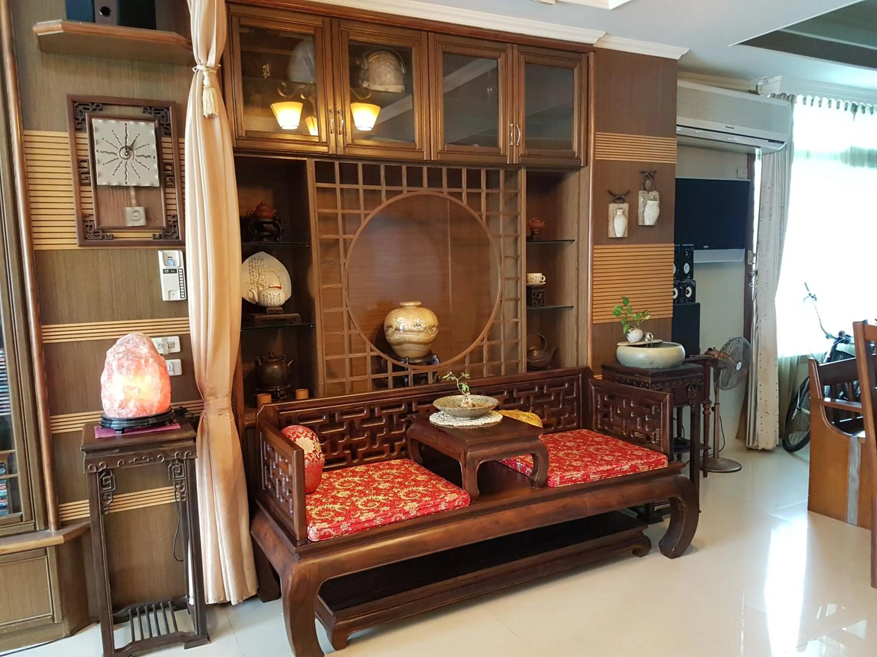Communal lounge/ TV room in Emaly Homestay