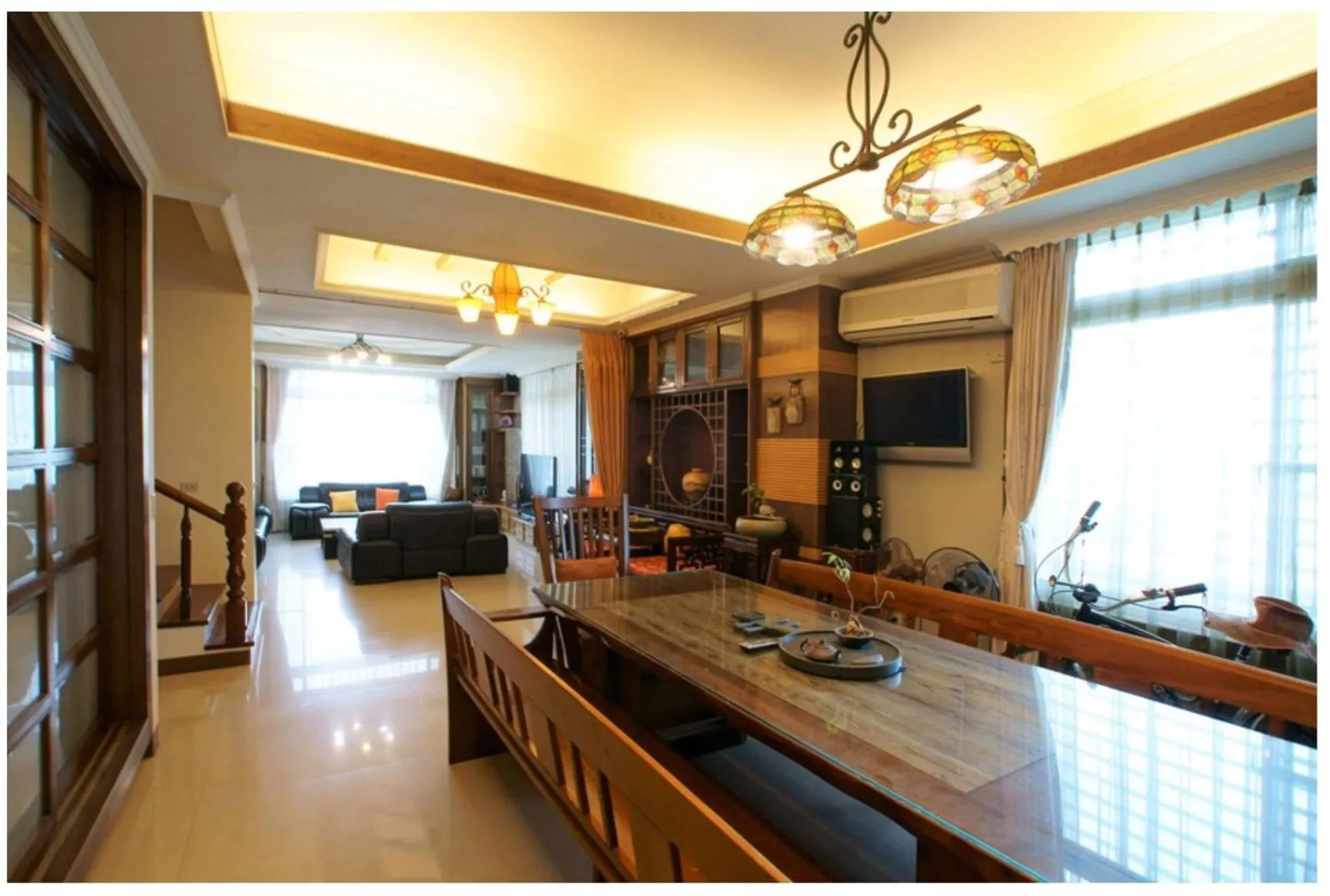 Communal lounge/ TV room in Emaly Homestay