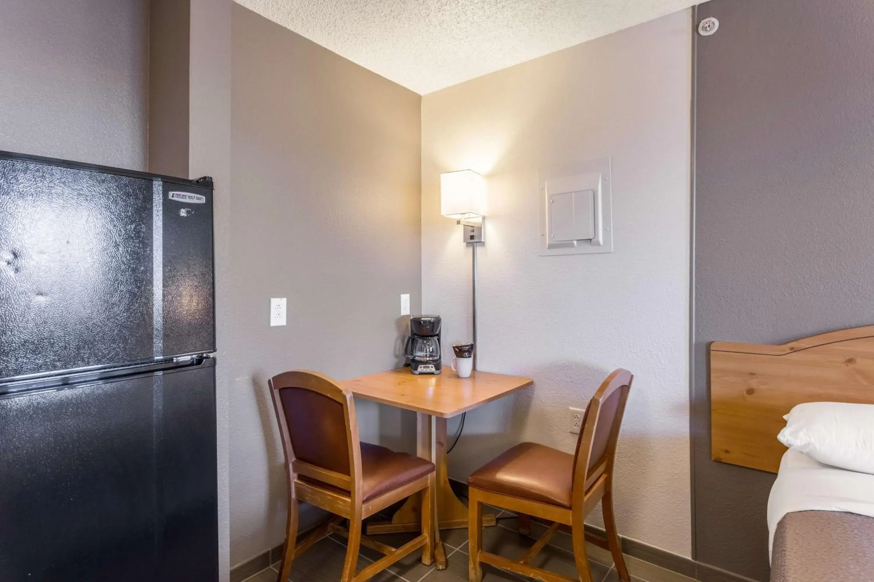 Photo of the whole room, Dining Area in Studio 6-Albuquerque, NM - North