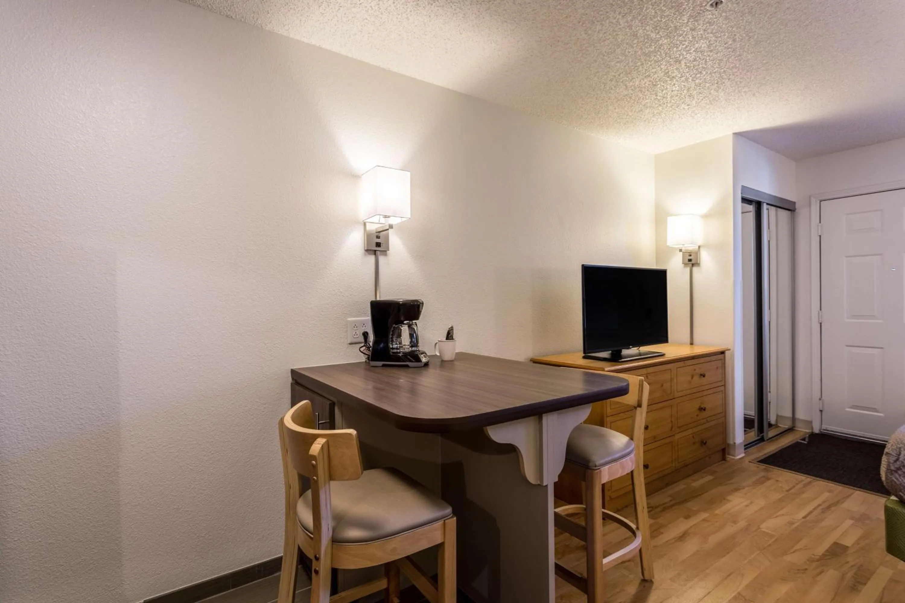 Photo of the whole room in Studio 6-Albuquerque, NM - North