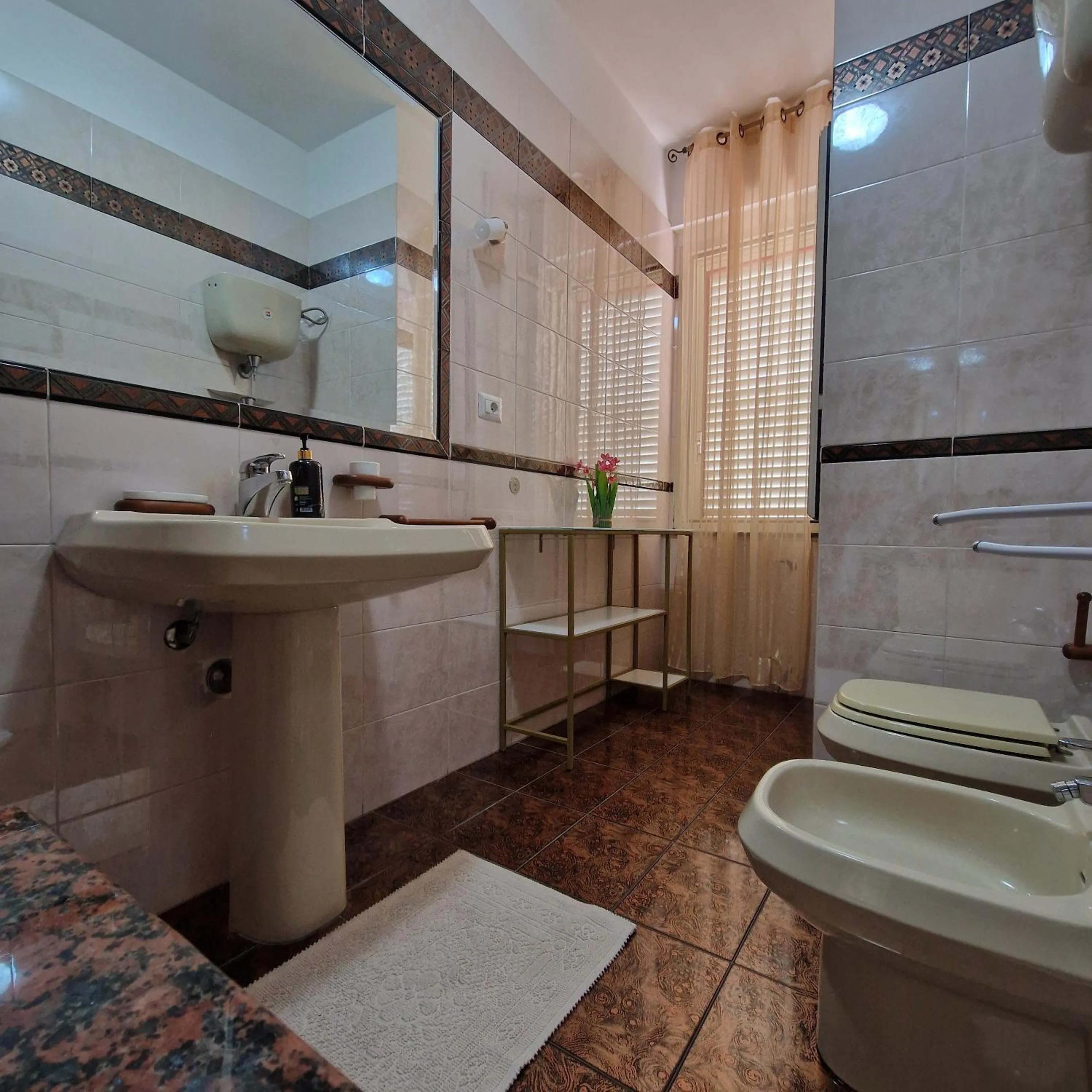 Toilet in SANTA VENERE Apartments "PARCHEGGIO interno MOTO-AUTO" Ricarica auto Elettriche